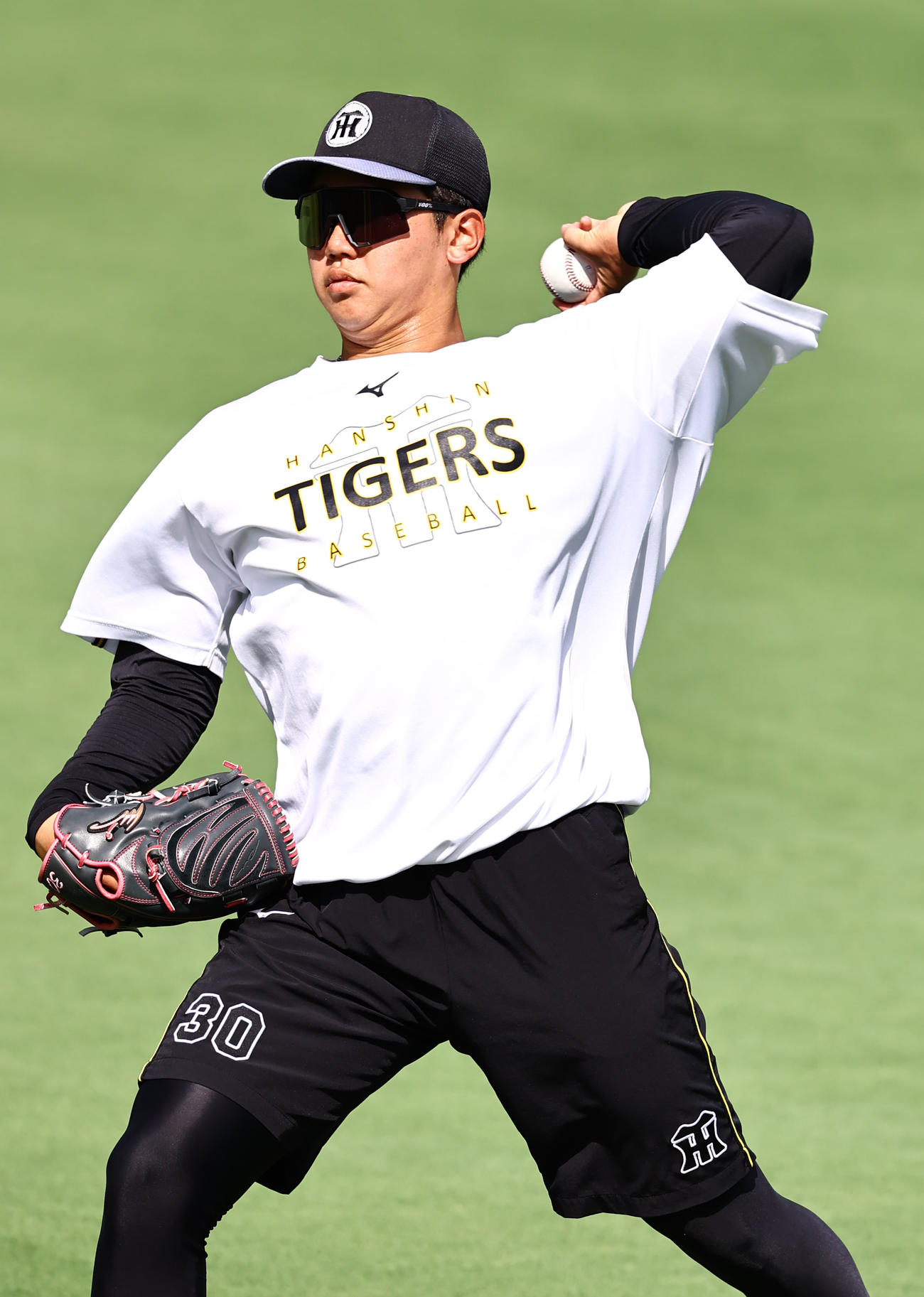 阪神対広島　キャッチボールをする門別（撮影・上田博志）