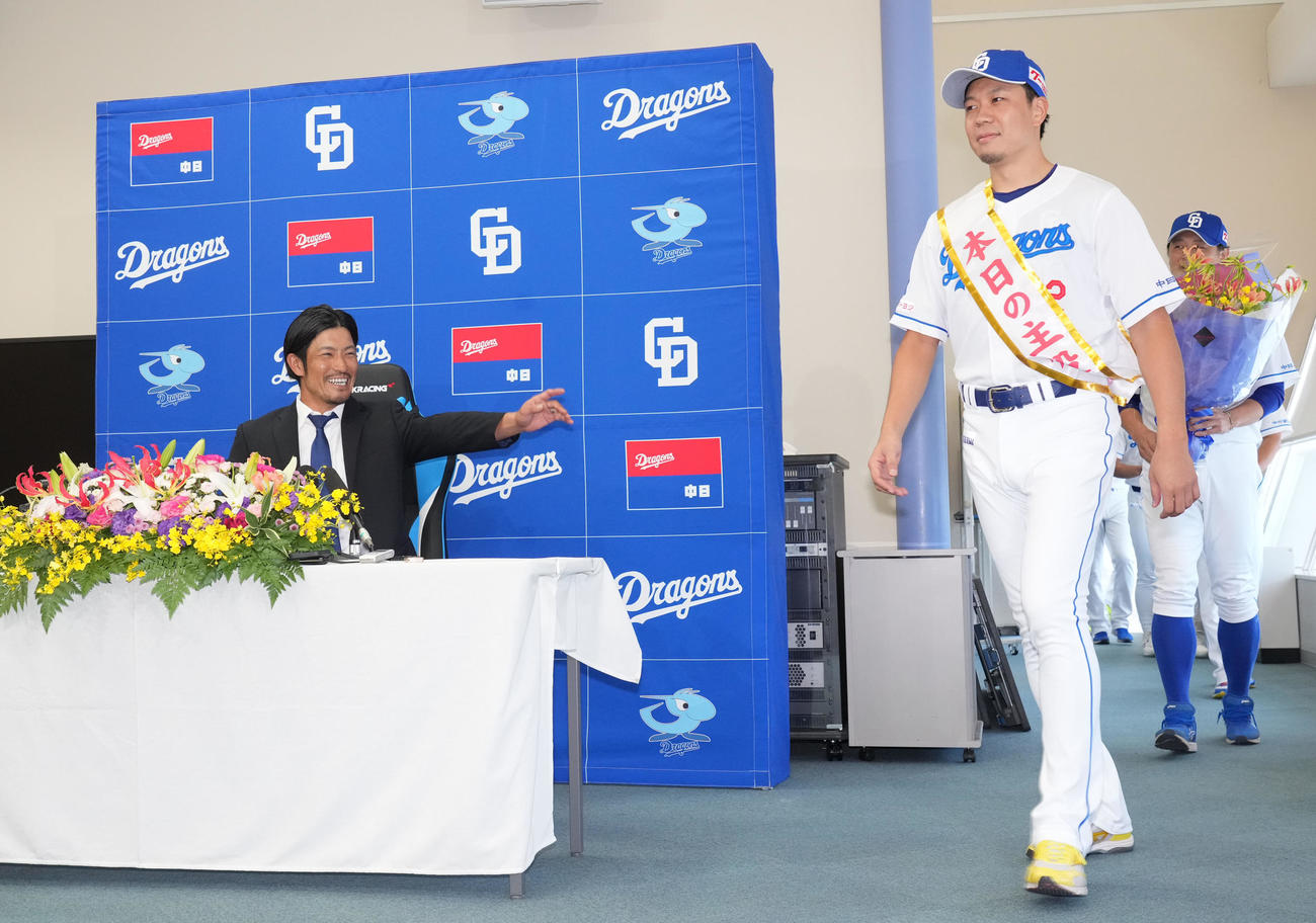 会見後、祖父江（左）は大野らのサプライズに笑顔を見せる（撮影・森本幸一）