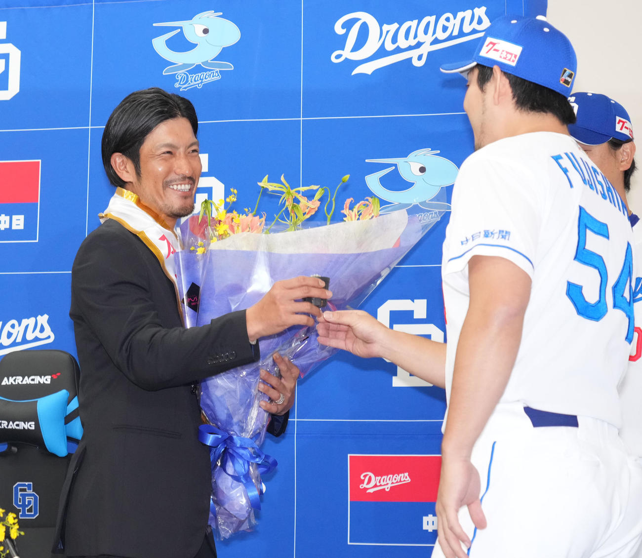 会見後、祖父江（左）は藤嶋からサボテンを受け取る（撮影・森本幸一）