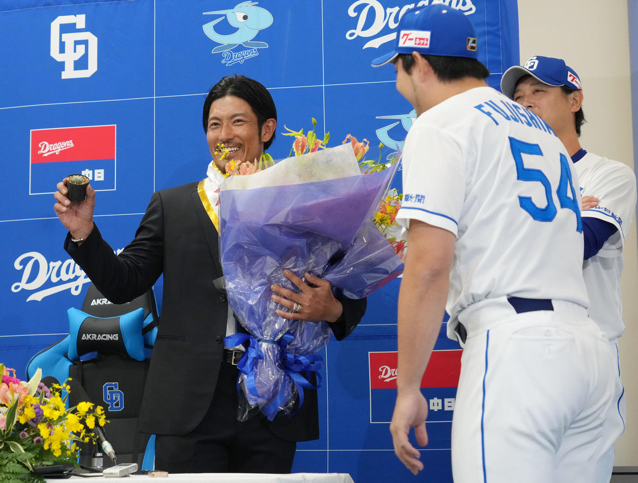 会見後、祖父江（左）は藤嶋からサボテンを受け取る（撮影・森本幸一）