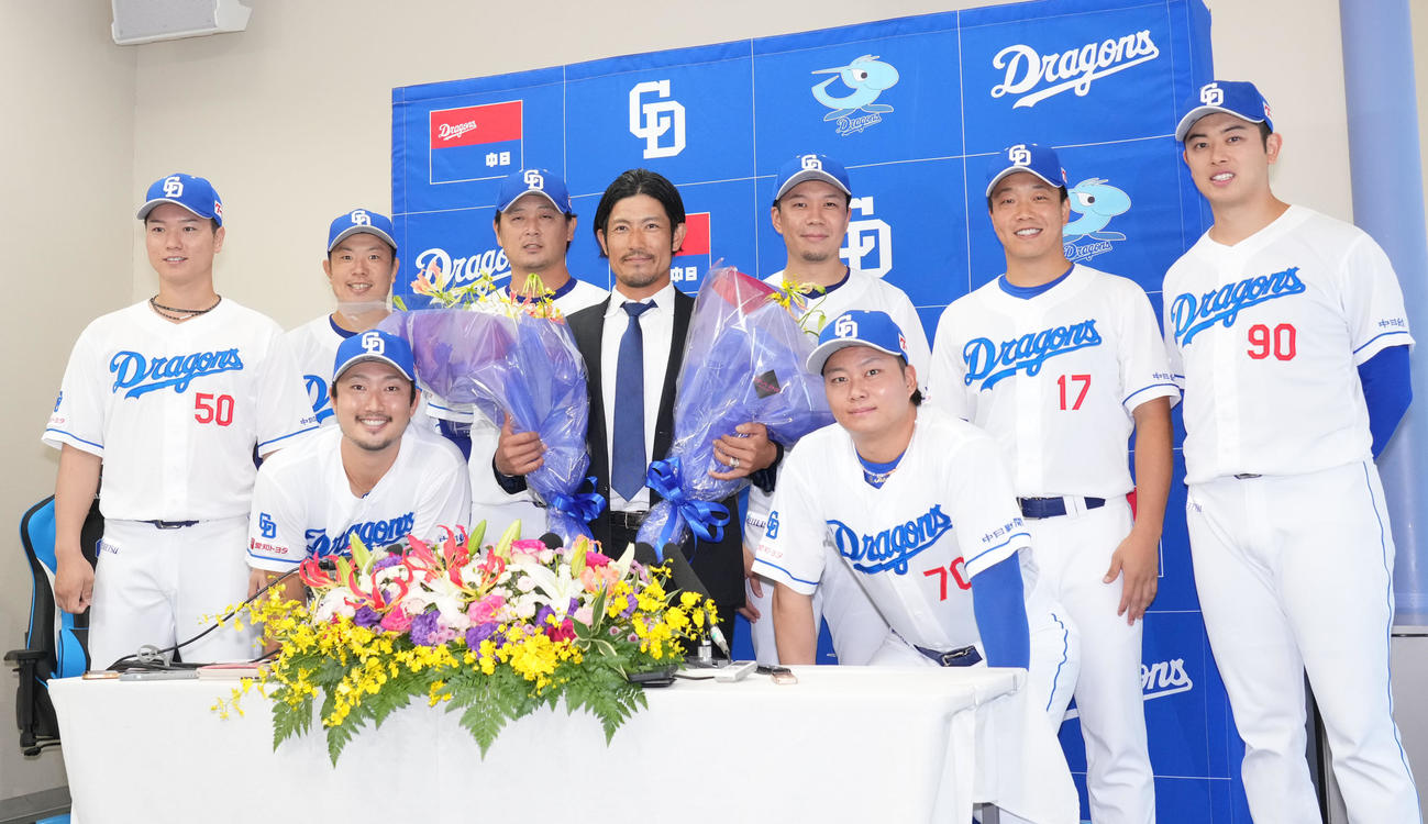 会見後、記念撮影に納まる左から清水、松葉、藤嶋、涌井、祖父江、大野、近藤、柳、松山（撮影・森本幸一）