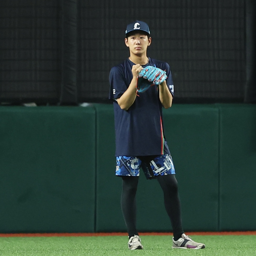 西武対ロッテ　試合前、練習に臨む西武篠原（撮影・河田真司）