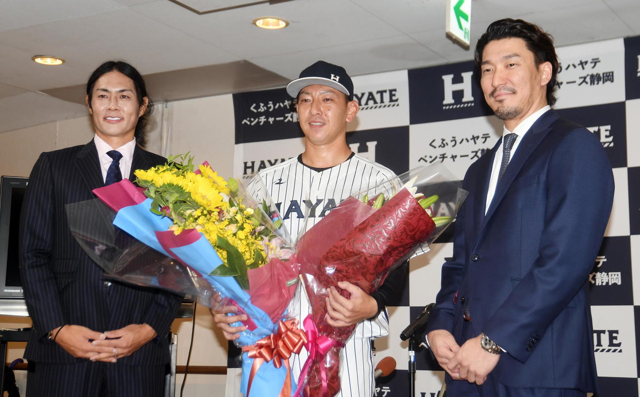 駆けつけた石川氏（左）、梶谷氏（右）と写真に納まるくふうハヤテ田中