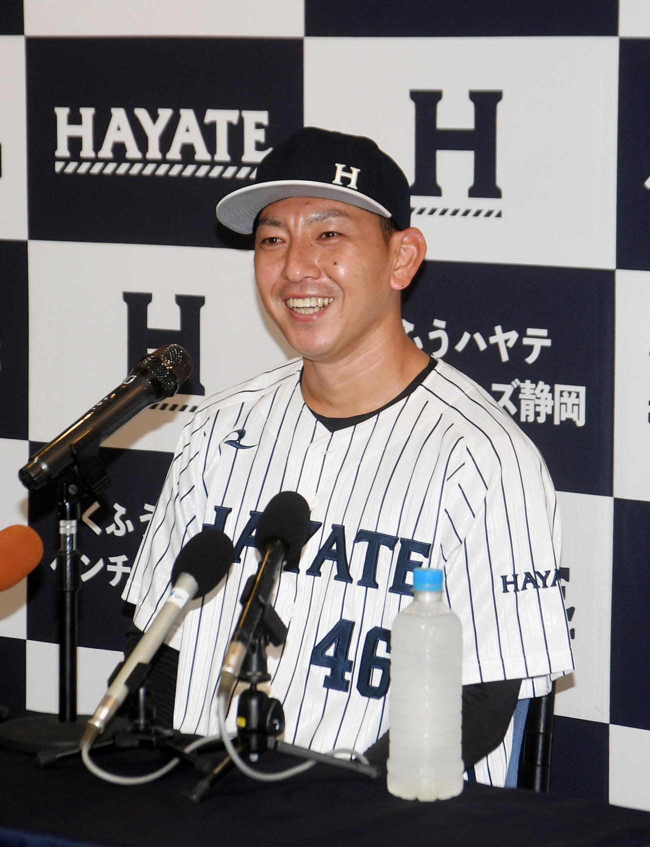 引退会見に臨んだくふうハヤテ田中
