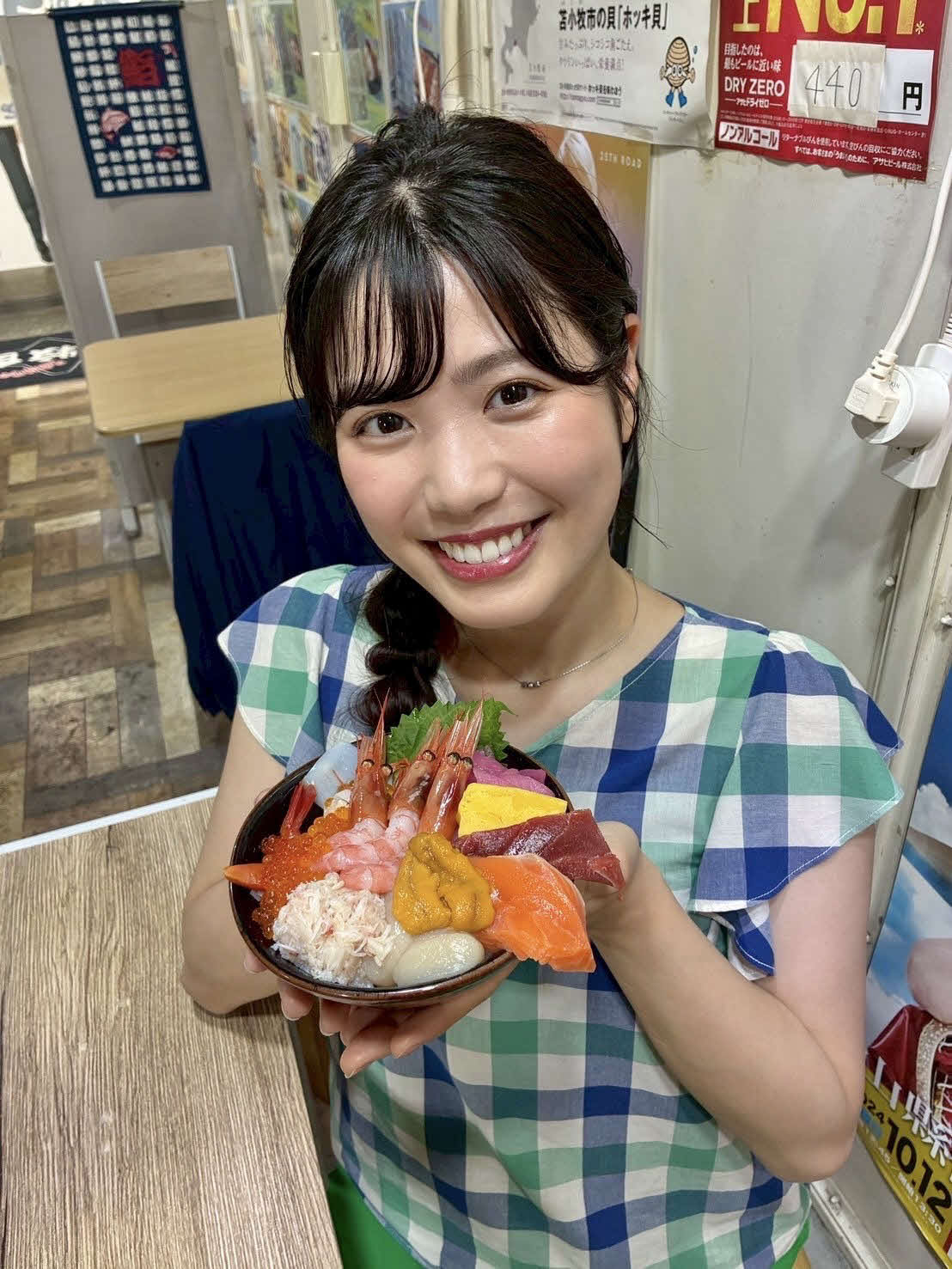 大ぶりのネタが盛られた海鮮丼を手に笑顔の滝谷美夢