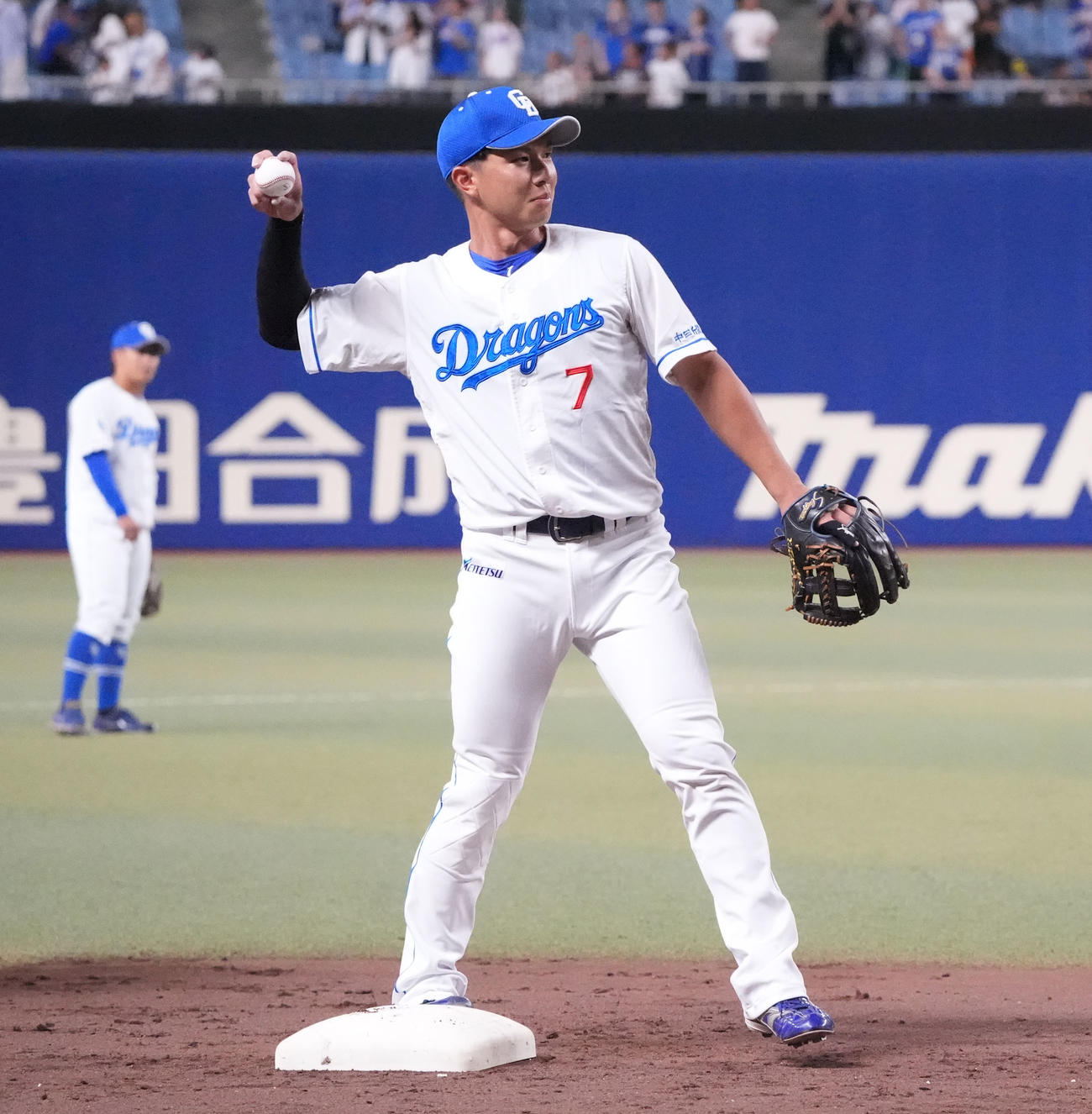 中日対巨人　試合前、三塁でノックを受ける福永（撮影・森本幸一）