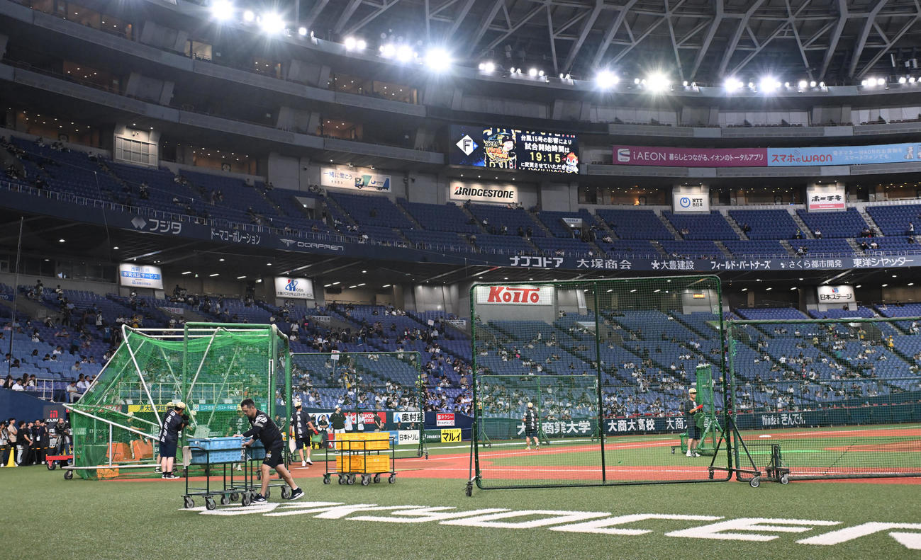 オリックス対日本ハム　17時5分、日本ハムの打撃ケージが片付けられる（撮影・和賀正仁）