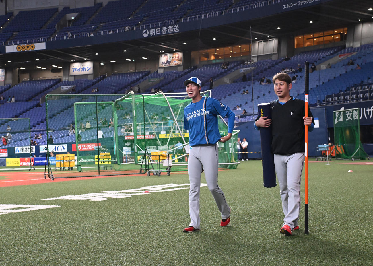 オリックス対日本ハム　16時7分、日本ハム加藤貴之（右）と福島蓮がウオームアップ（撮影・和賀正仁）