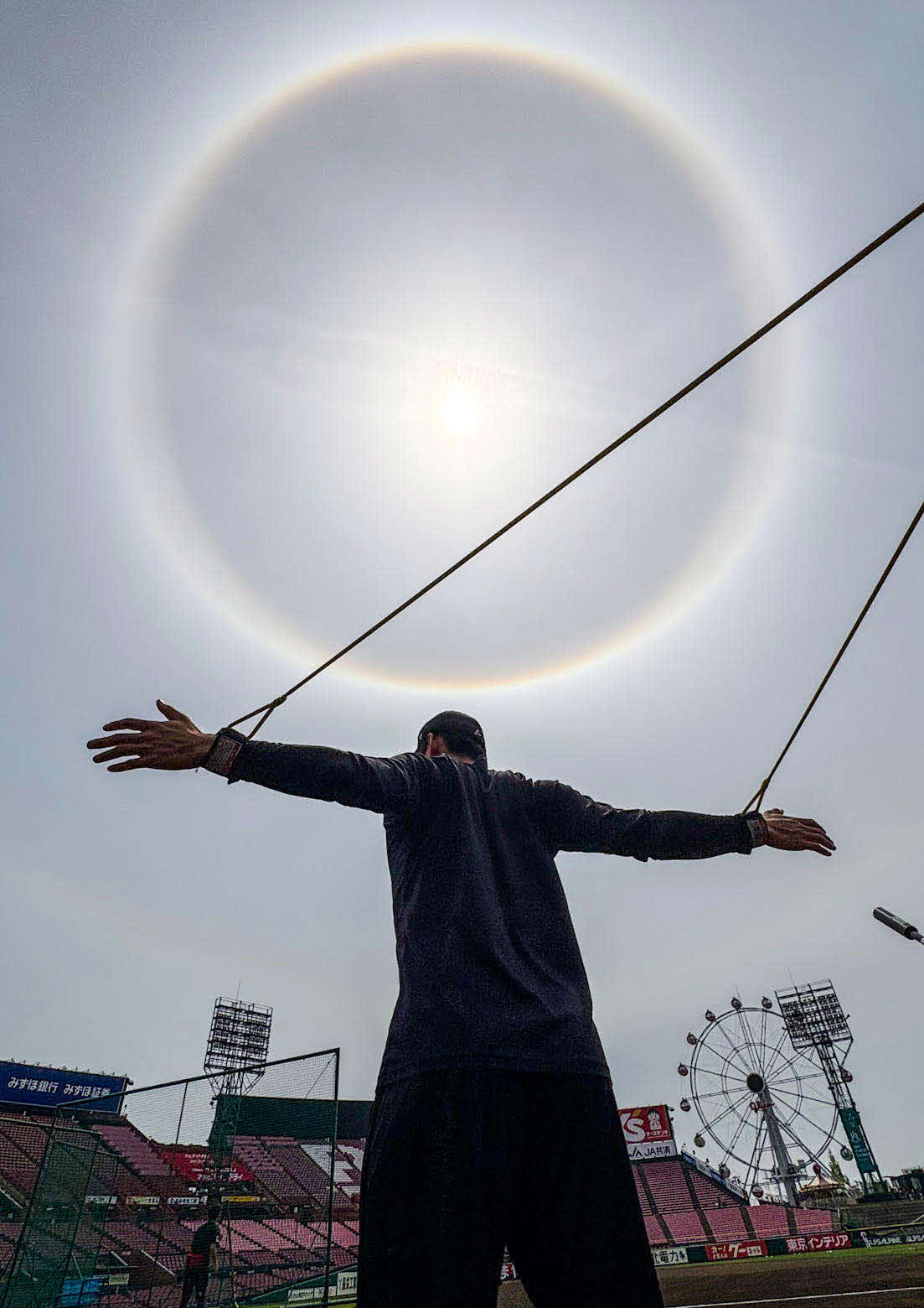 楽天対ロッテ　試合前、楽天モバイルパーク上空では太陽の周りに虹のような光の輪ができる「日暈（ひがさ）」とも言われるハロ現象が見られた。手前はロッテ中森（2025年5月撮影）