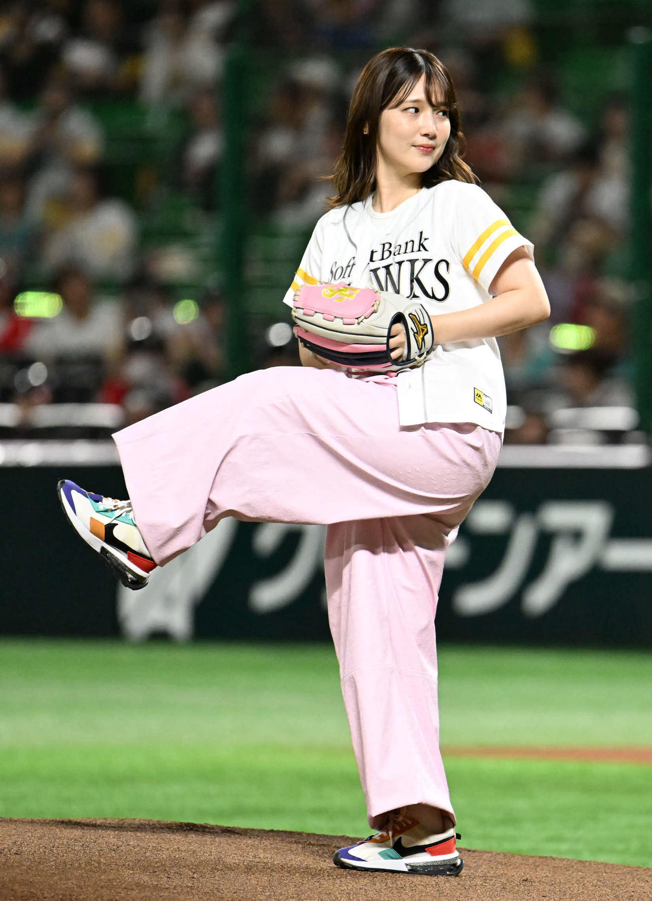 ソフトバンク対楽天　セレモニアルピッチでボールを投げる声優の内田真礼（撮影・林敢治）