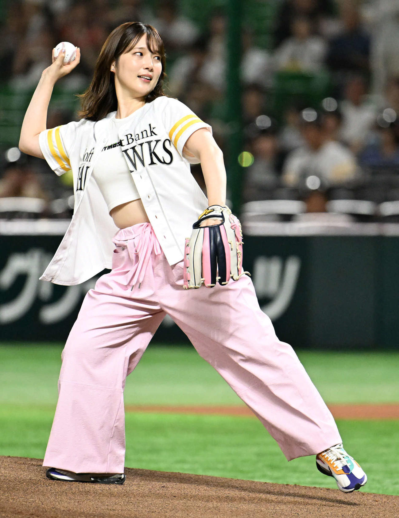 ソフトバンク対楽天　セレモニアルピッチでボールを投げる声優の内田真礼（撮影・林敢治）