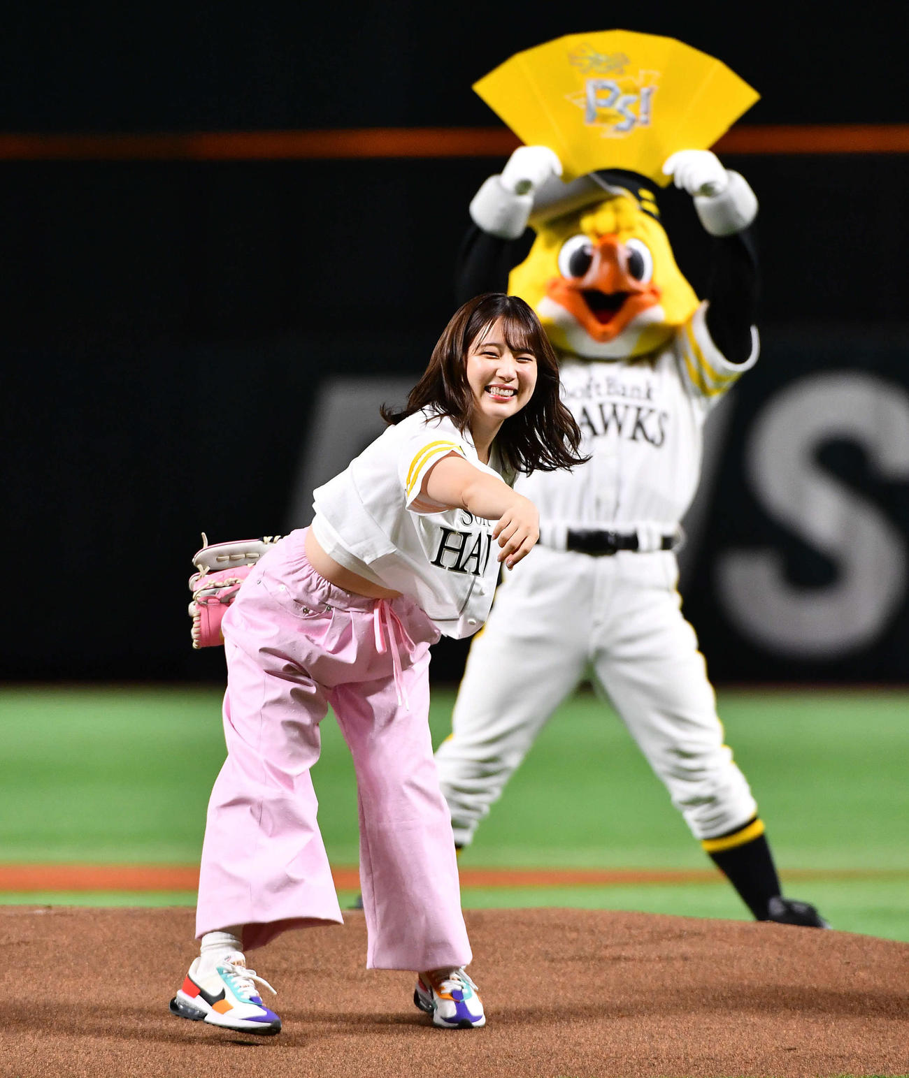 ソフトバンク対楽天　セレモニアルピッチを務めた、声優の内田真礼（撮影・岩下翔太）