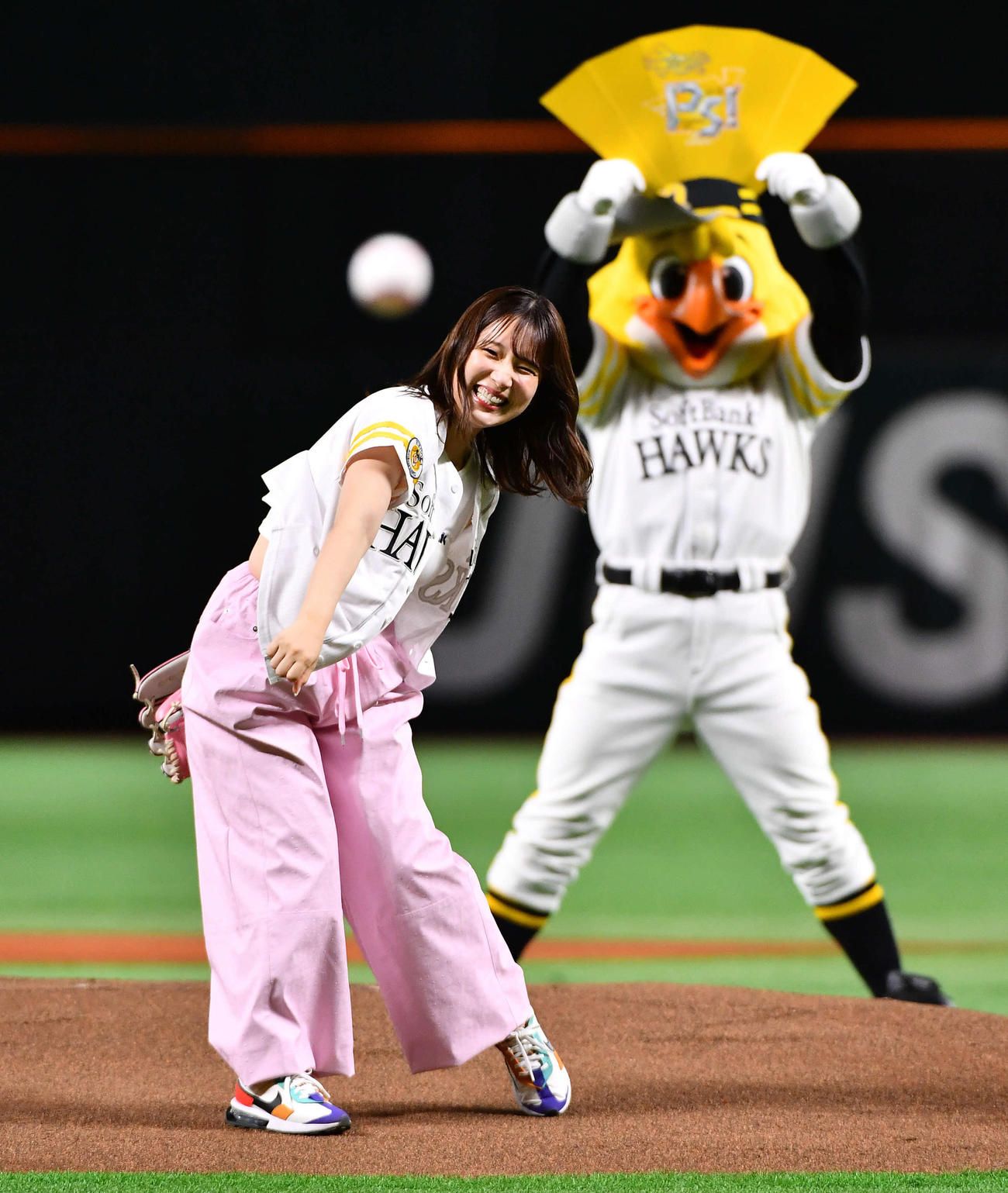 ソフトバンク対楽天　セレモニアルピッチを務めた、声優の内田真礼（撮影・岩下翔太）