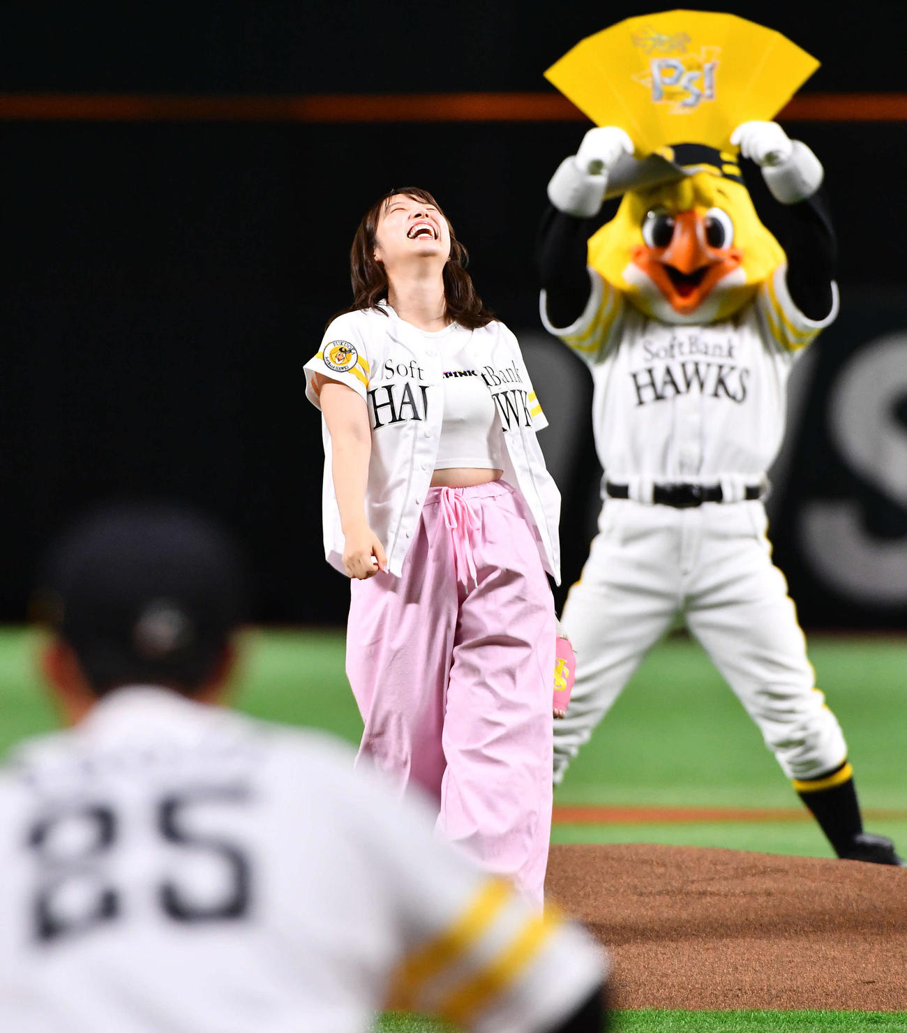 ソフトバンク対楽天　セレモニアルピッチを務めた、声優の内田真礼（撮影・岩下翔太）