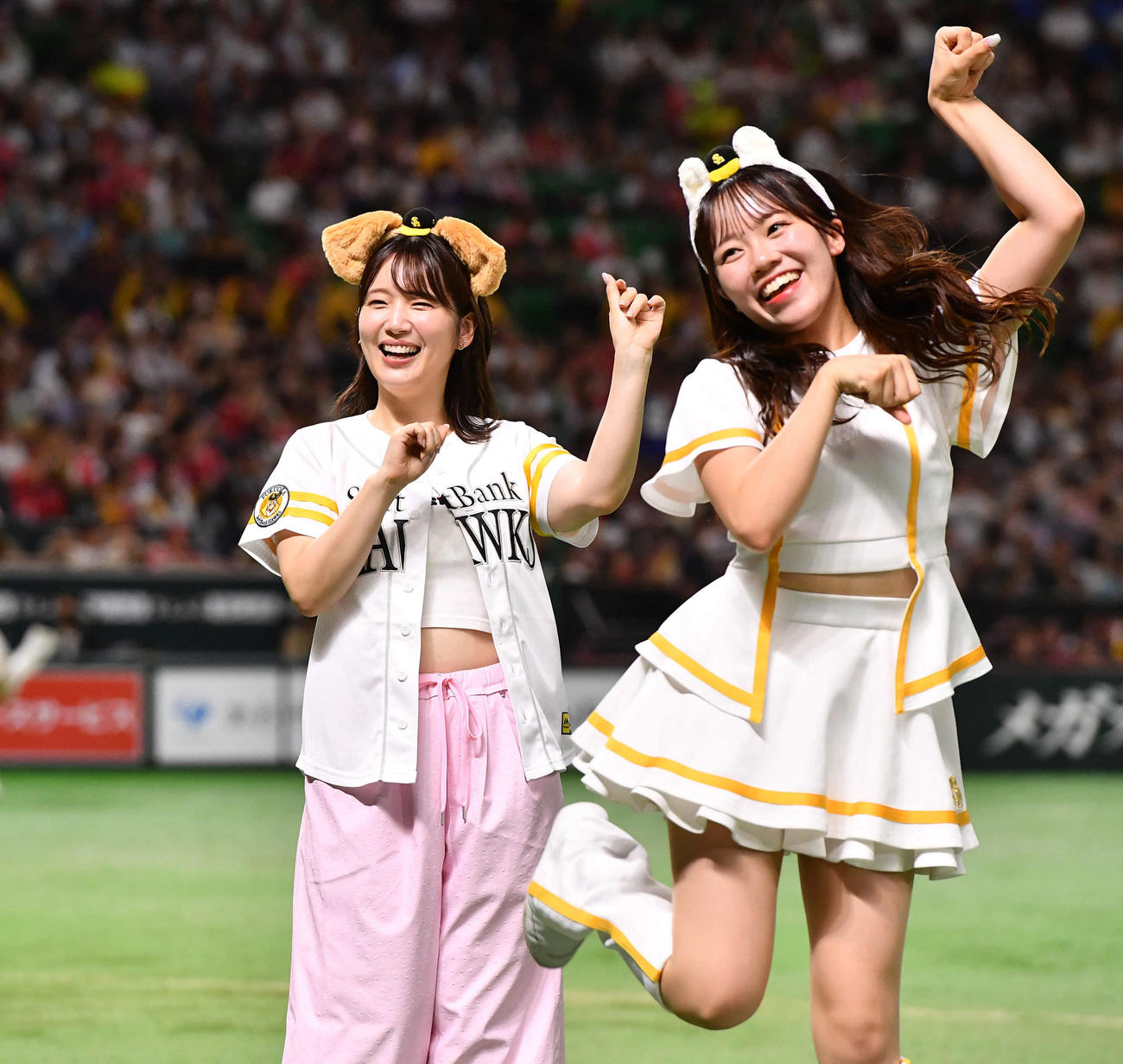 ソフトバンク対楽天　4回表終了後のワンワンダンスでハニーズと踊る声優の内田真礼（左）（撮影・岩下翔太）