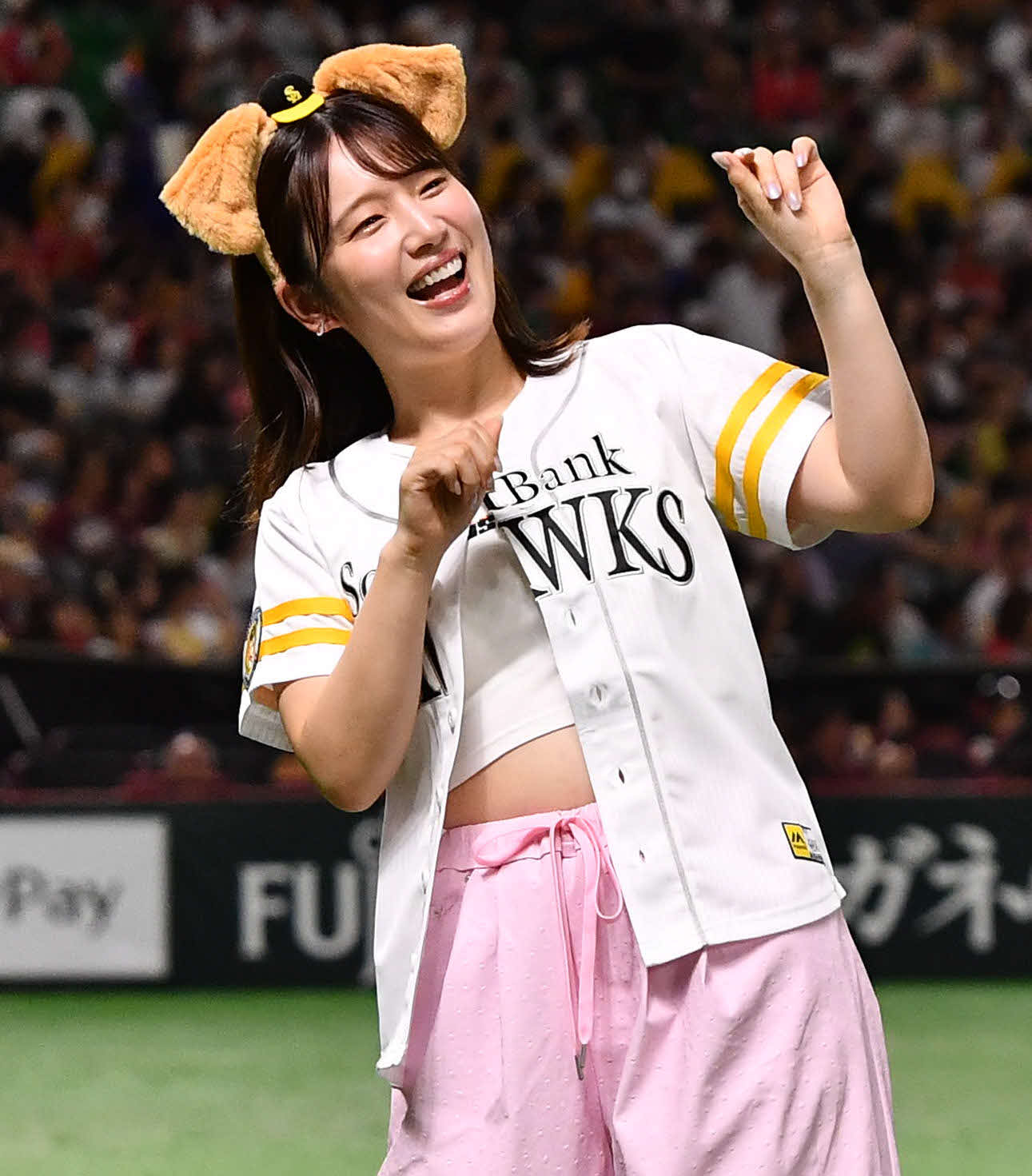 ソフトバンク対楽天　4回表終了後のワンワンダンスでハニーズと踊る声優の内田真礼（撮影・岩下翔太）