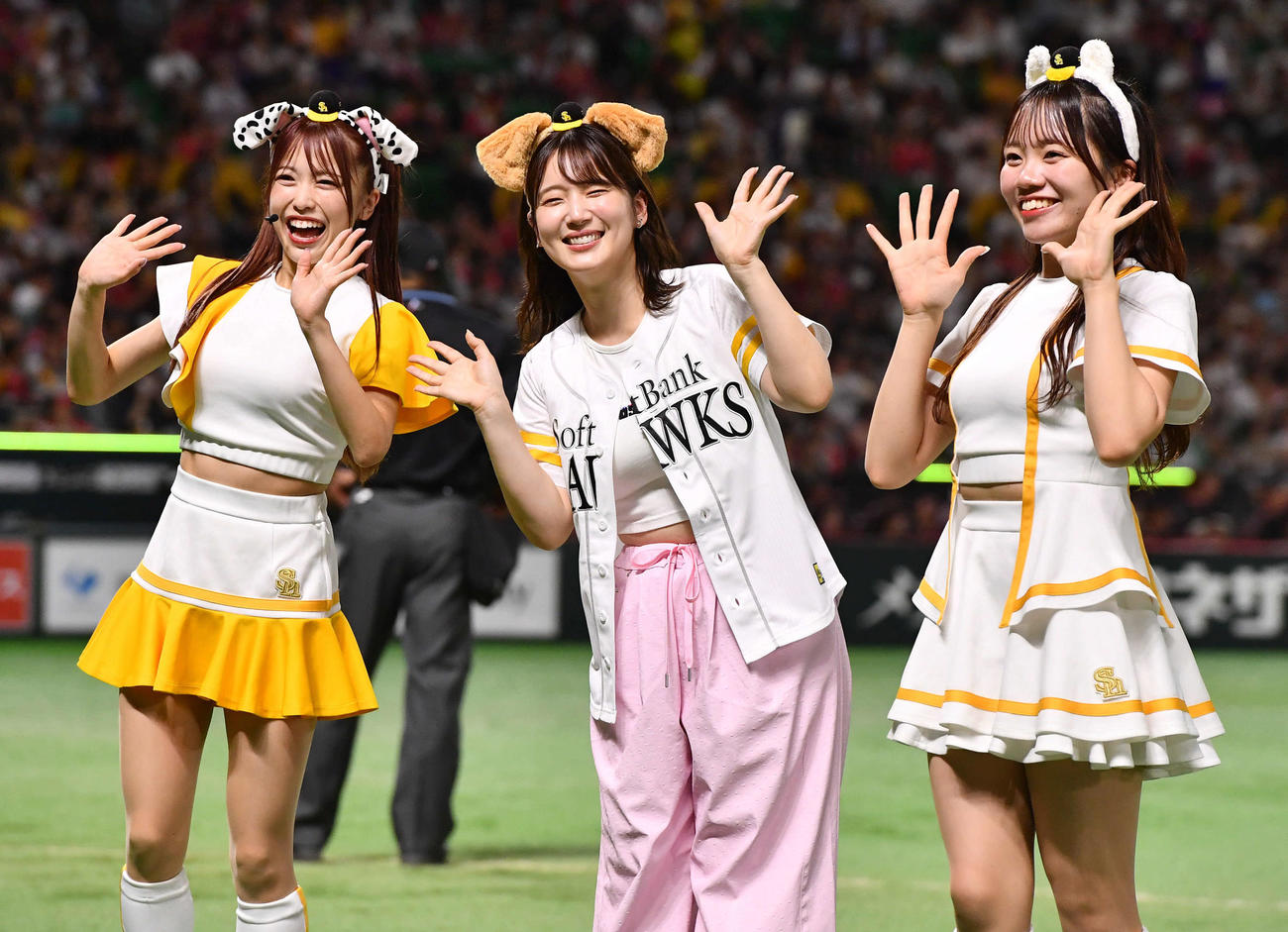 ソフトバンク対楽天　4回表終了後のワンワンダンスを終えて観客に笑顔で手を振る声優の内田真礼（中央）（撮影・岩下翔太）