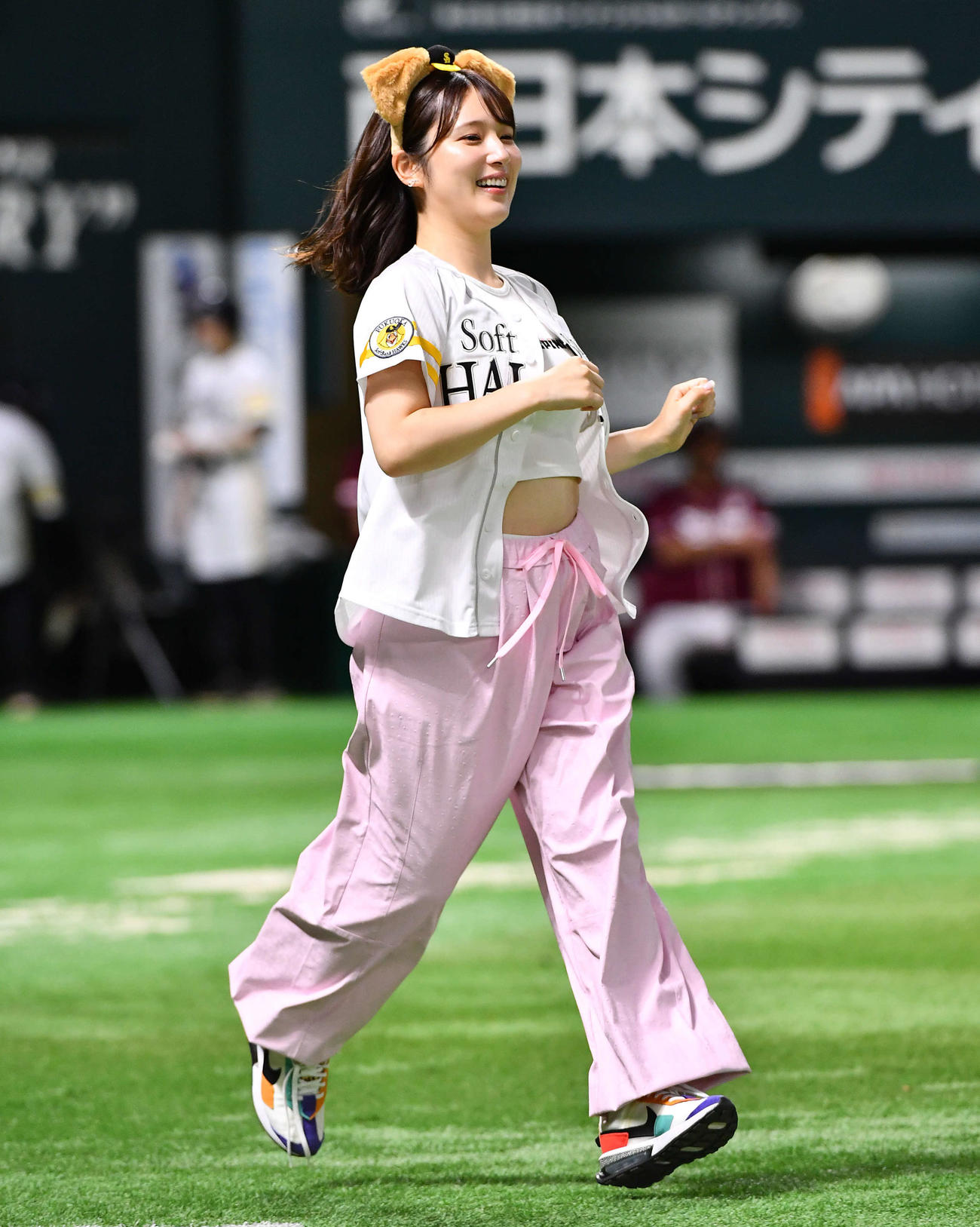ソフトバンク対楽天　4回表終了後のワンワンダンスに登場した声優の内田真礼（撮影・岩下翔太）