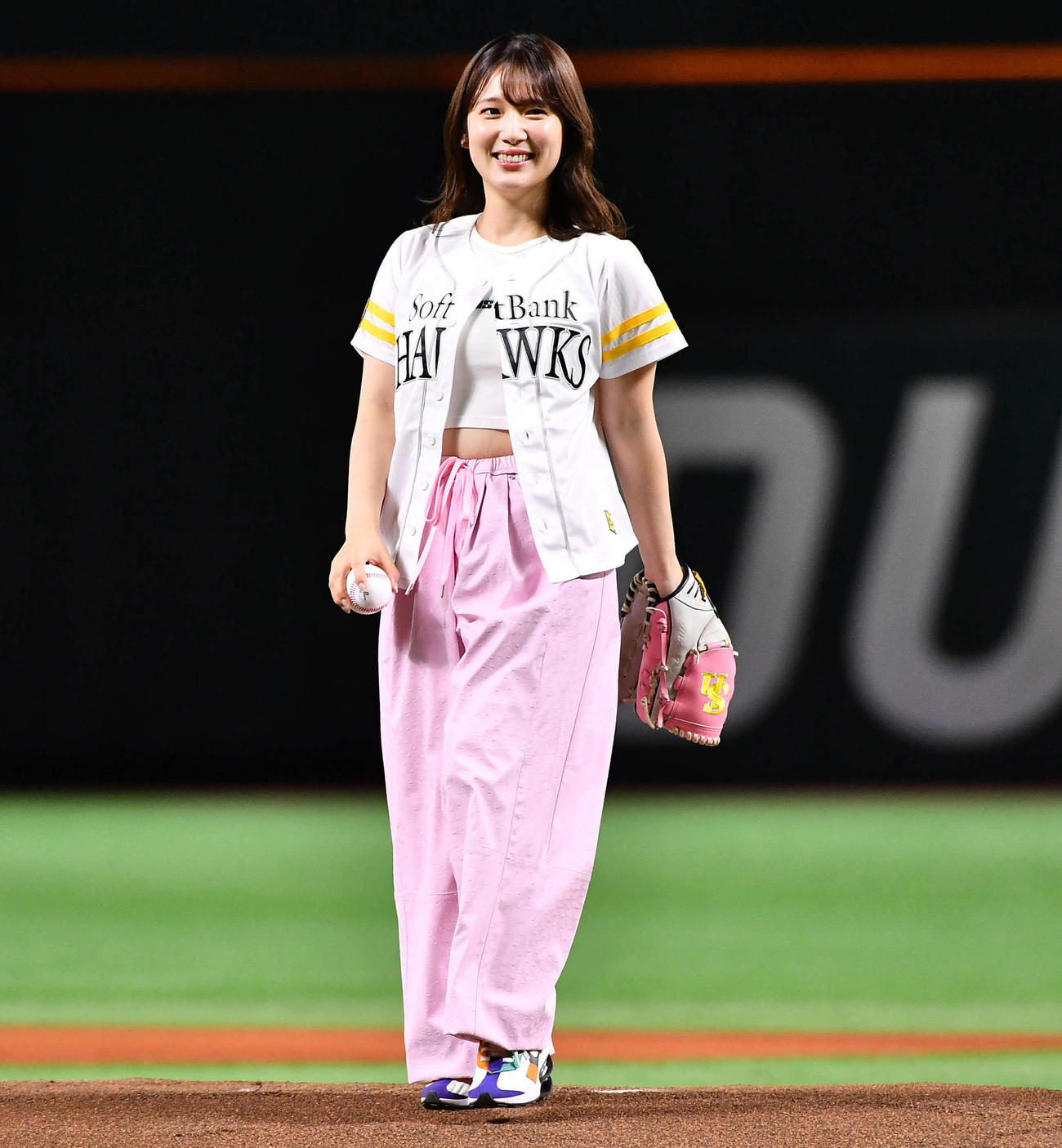 ソフトバンク対楽天　笑顔でセレモニアルピッチのマウンドに立つ声優の内田真礼（撮影・岩下翔太）