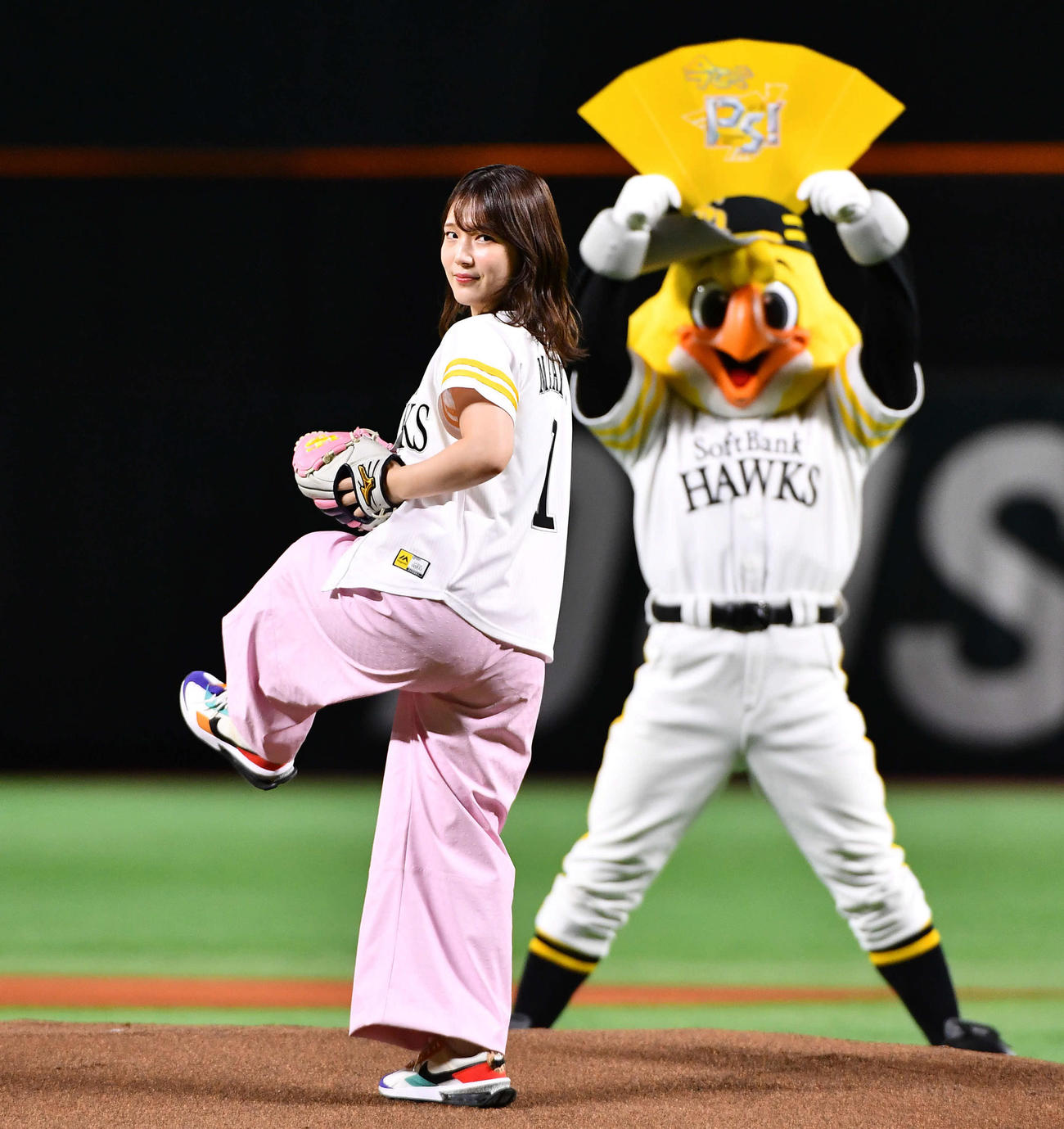 ソフトバンク対楽天　セレモニアルピッチを務めた、声優の内田真礼（撮影・岩下翔太）