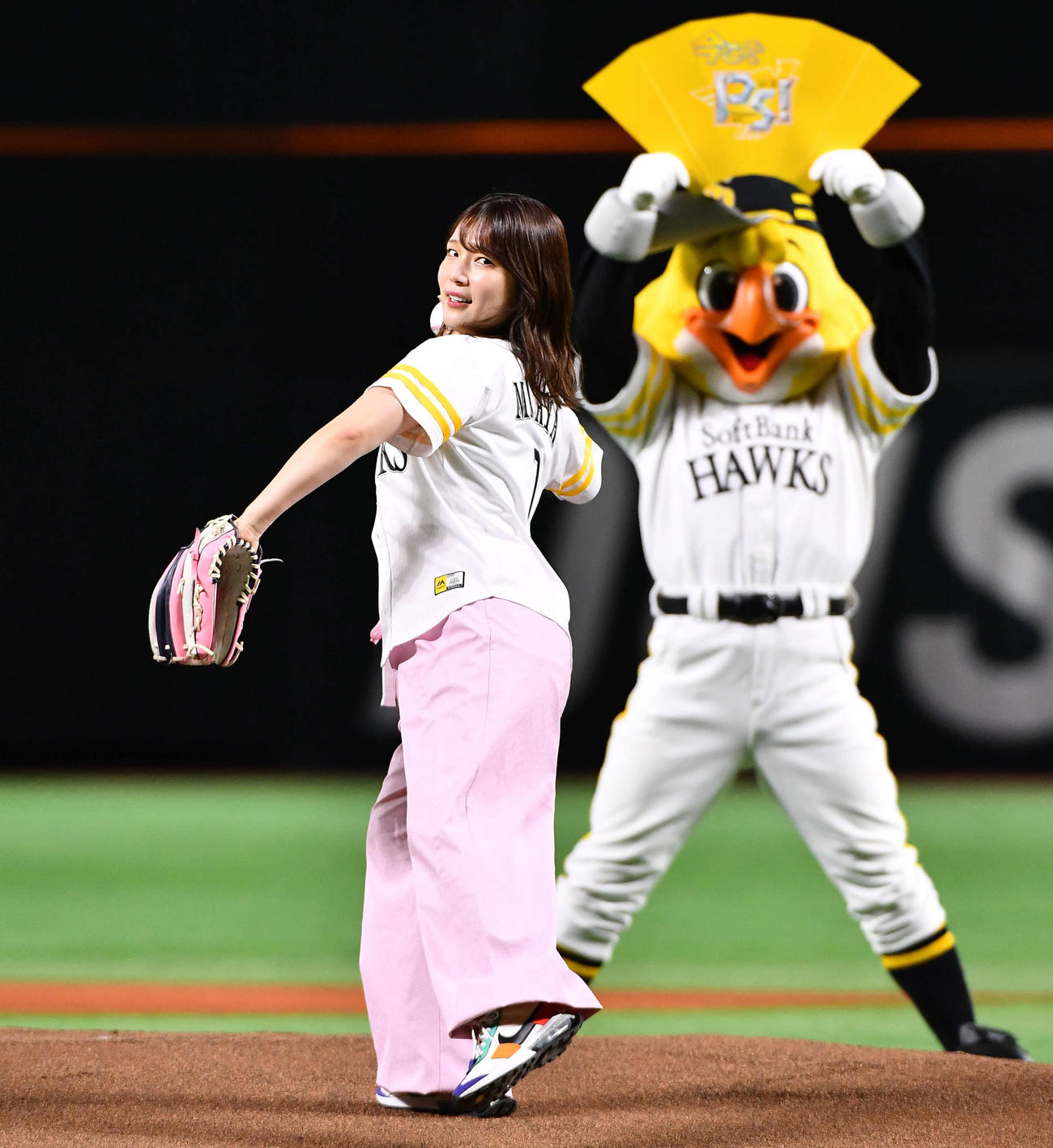 ソフトバンク対楽天　セレモニアルピッチを務めた、声優の内田真礼（撮影・岩下翔太）