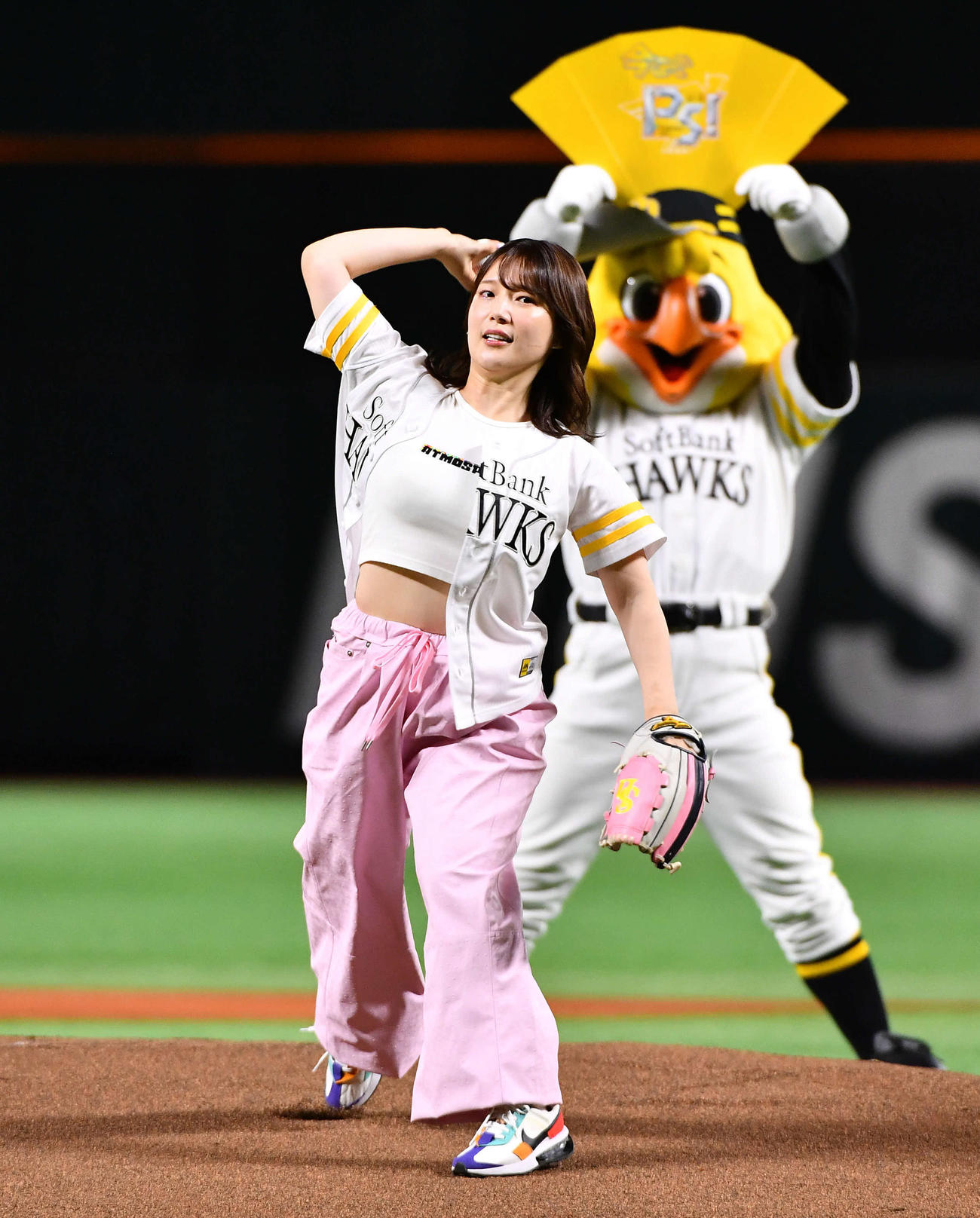 ソフトバンク対楽天　セレモニアルピッチを務めた、声優の内田真礼（撮影・岩下翔太）