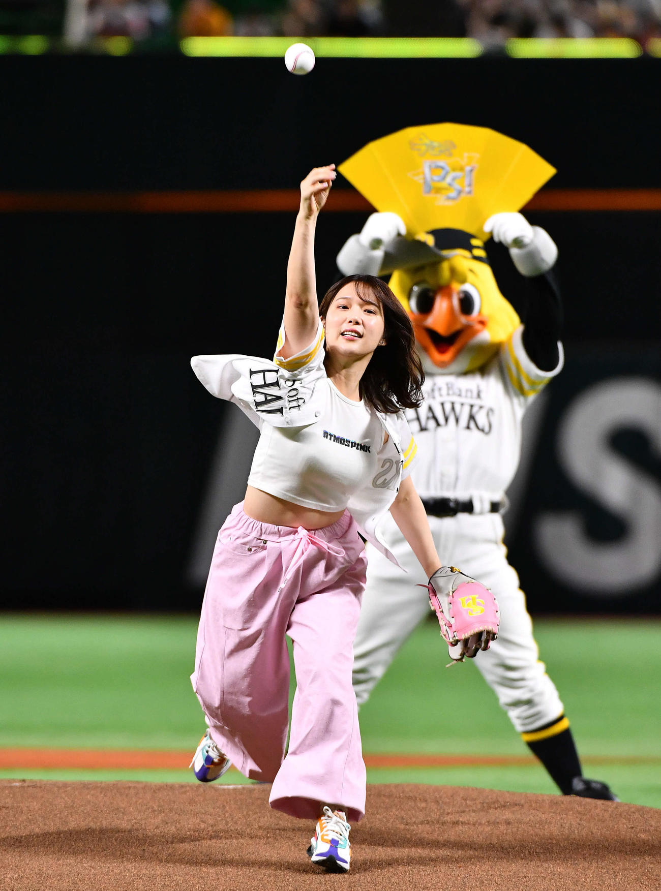 ソフトバンク対楽天　セレモニアルピッチを務めた、声優の内田真礼（撮影・岩下翔太）