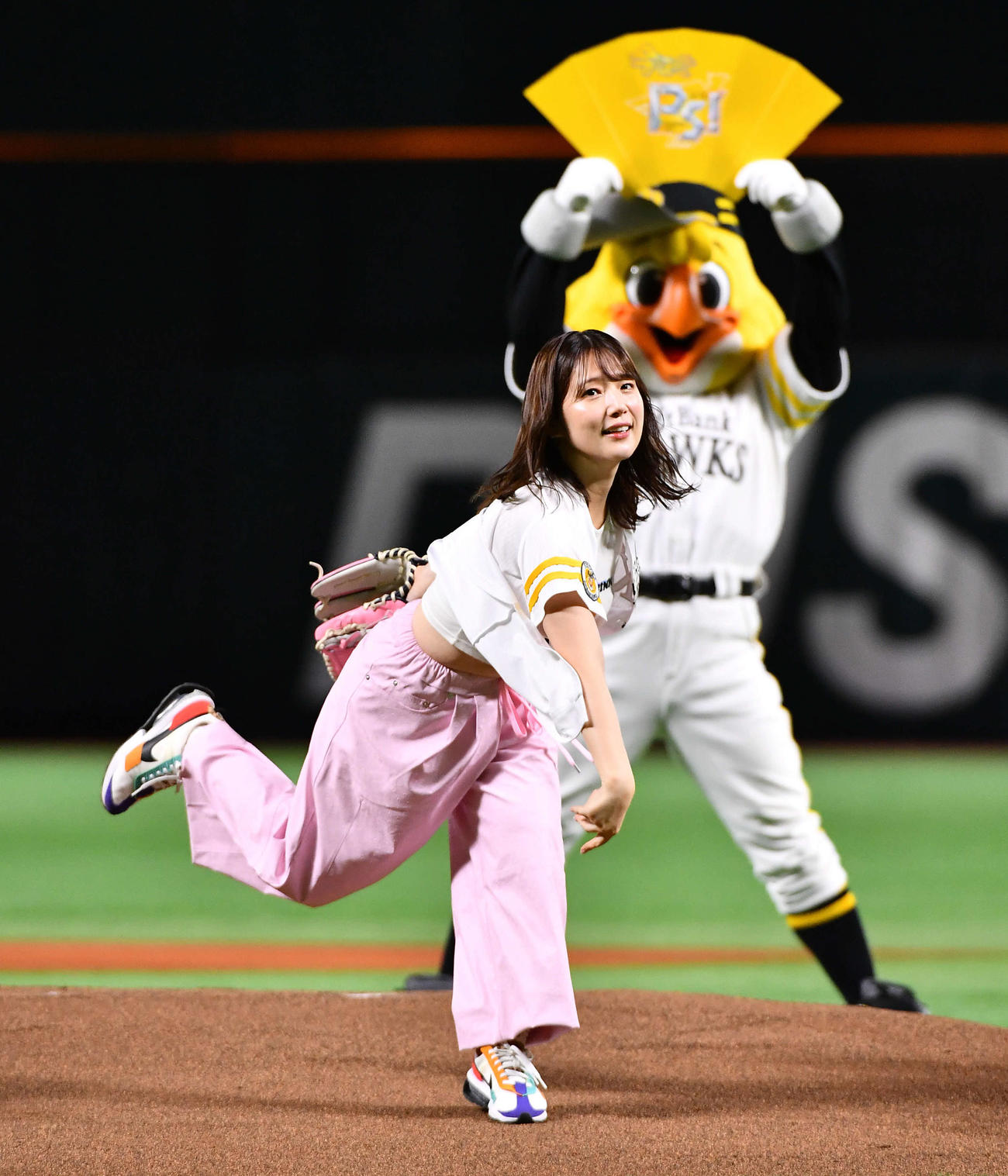 ソフトバンク対楽天　セレモニアルピッチを務めた、声優の内田真礼（撮影・岩下翔太）