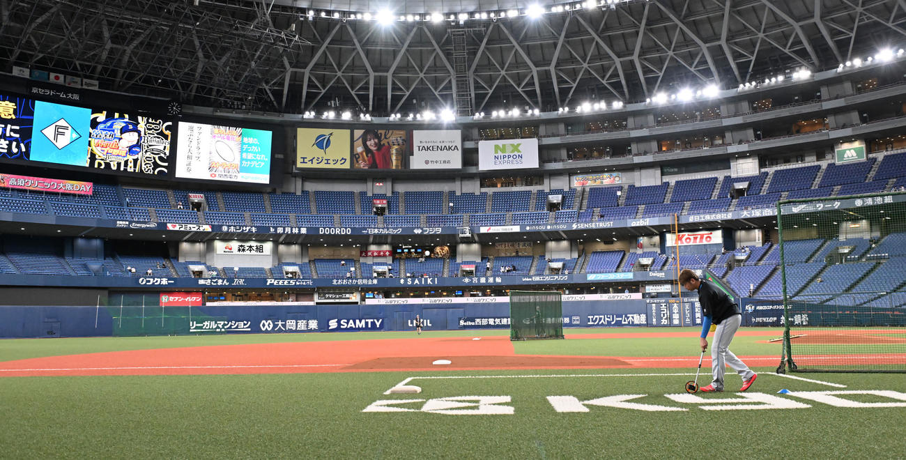 オリックス対日本ハム　日本ハム加藤がウオームアップの準備をする（撮影・和賀正仁）