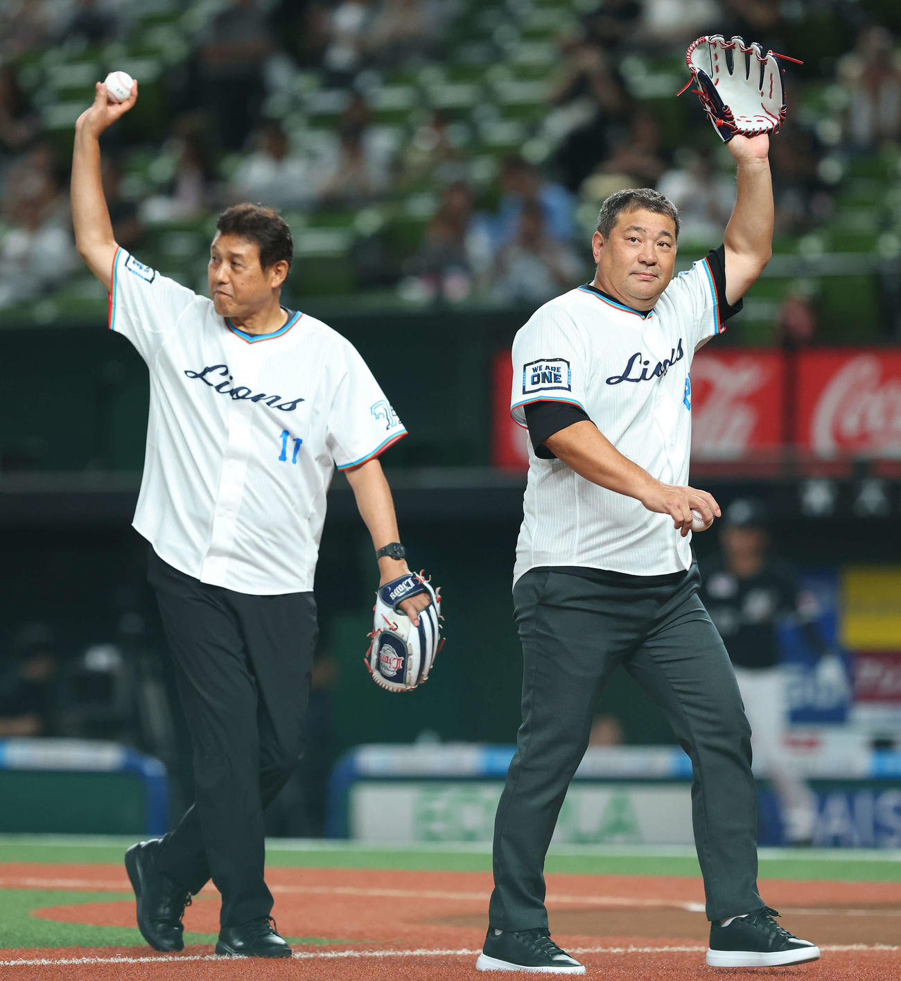 西武対ロッテ　開始前、セレモニアルピッチを務める伊東勤氏（右）と石井丈裕氏（撮影・河田真司）