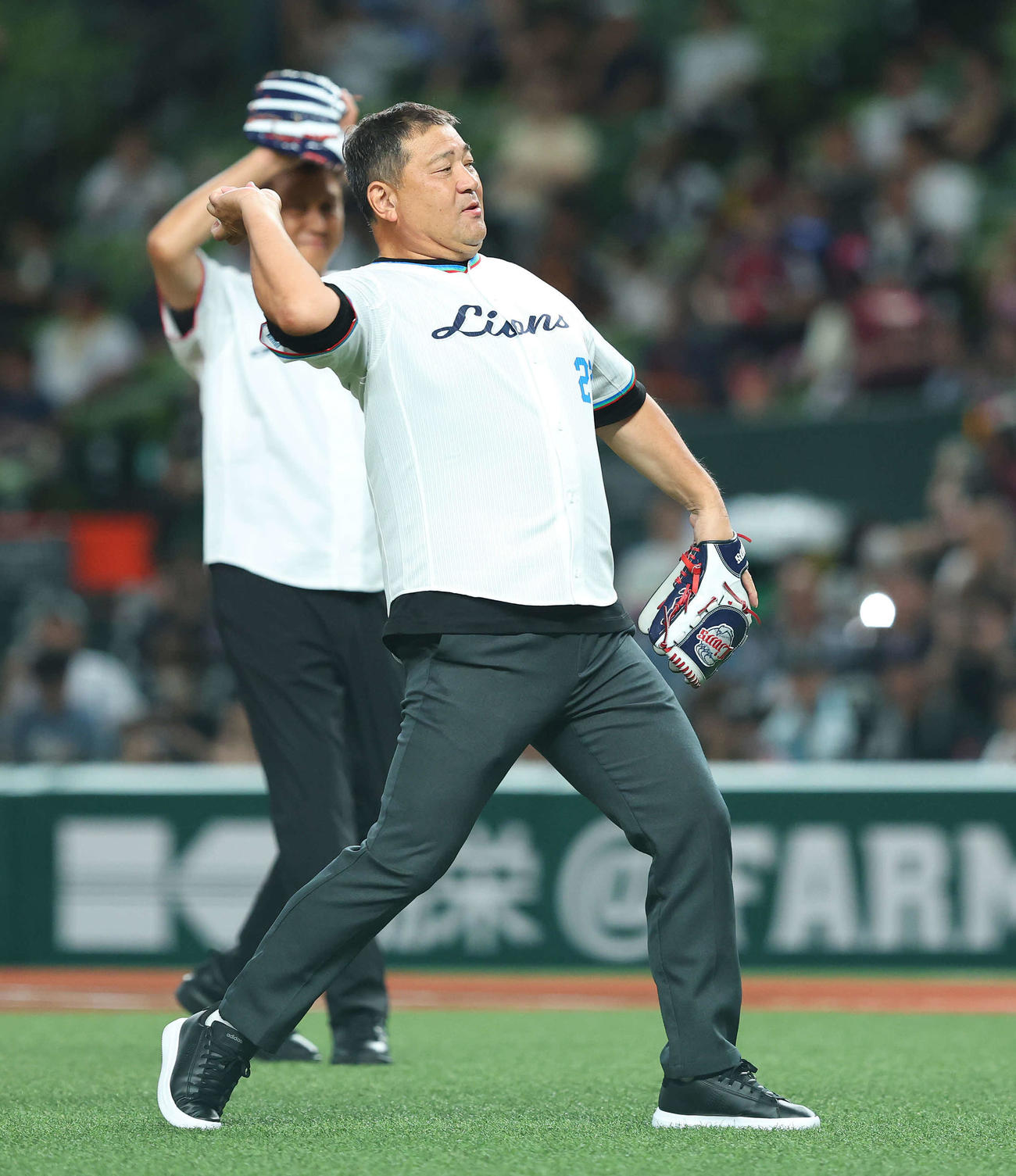 セレモニアルピッチを務める伊東勤氏と石井丈裕氏（撮影・河田真司）