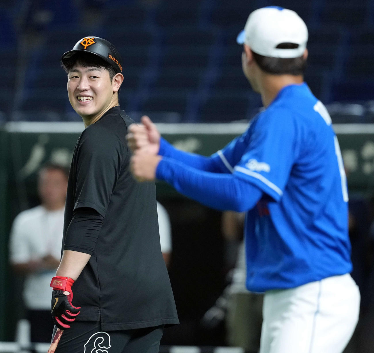 中日高橋宏（右）と談笑する巨人岡本和（2024年撮影）