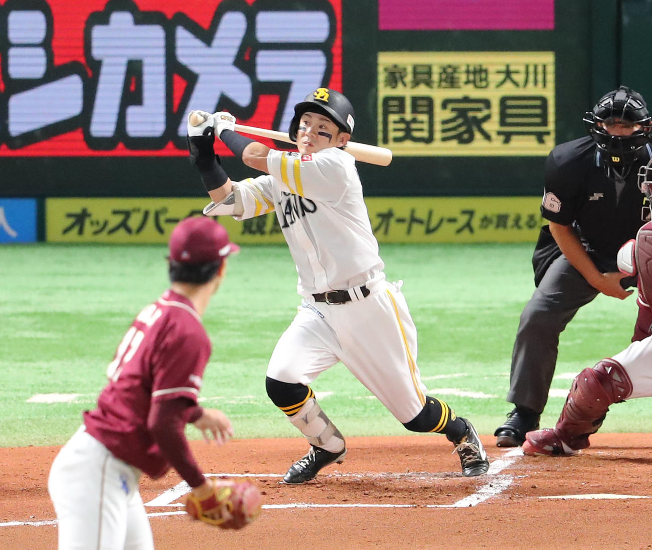 ソフトバンク対楽天　1回裏ソフトバンク無死一、二塁、牧原大は右越えに先制となる3点本塁打を放つ（撮影・梅根麻紀）