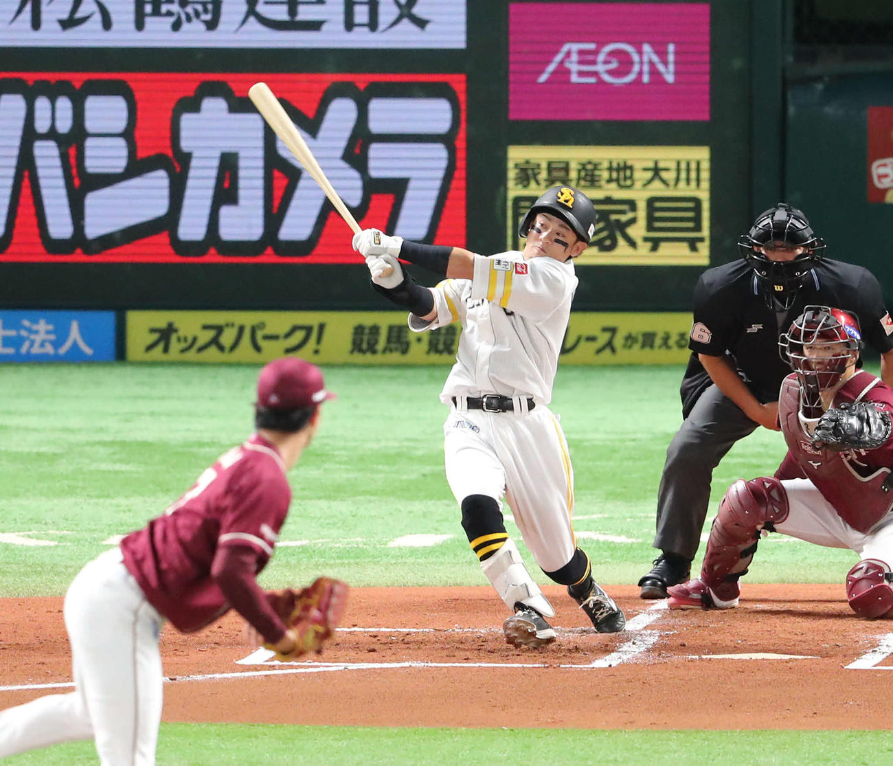 ソフトバンク対楽天　1回裏ソフトバンク無死一、二塁、牧原大は右越えに先制となる3点本塁打を放つ（撮影・梅根麻紀）