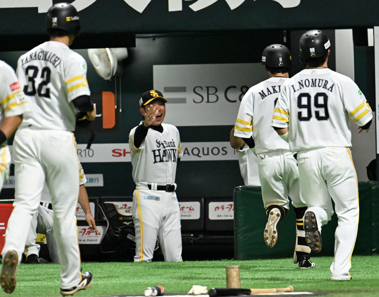 ソフトバンク対楽天　1回裏ソフトバンク無死一、二塁、牧原大（右から2番目）は先制3点本塁打を放ち小久保監督とタッチを交わす（撮影・林敢治）