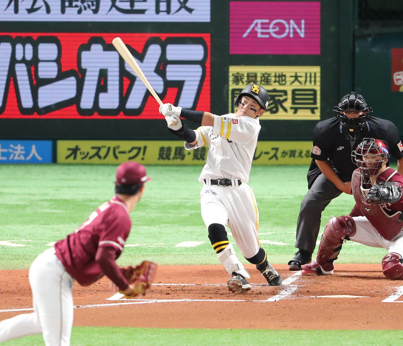 ソフトバンク対楽天　1回裏ソフトバンク無死一、二塁、牧原大は右越えに先制となる3点本塁打を放つ（撮影・梅根麻紀）