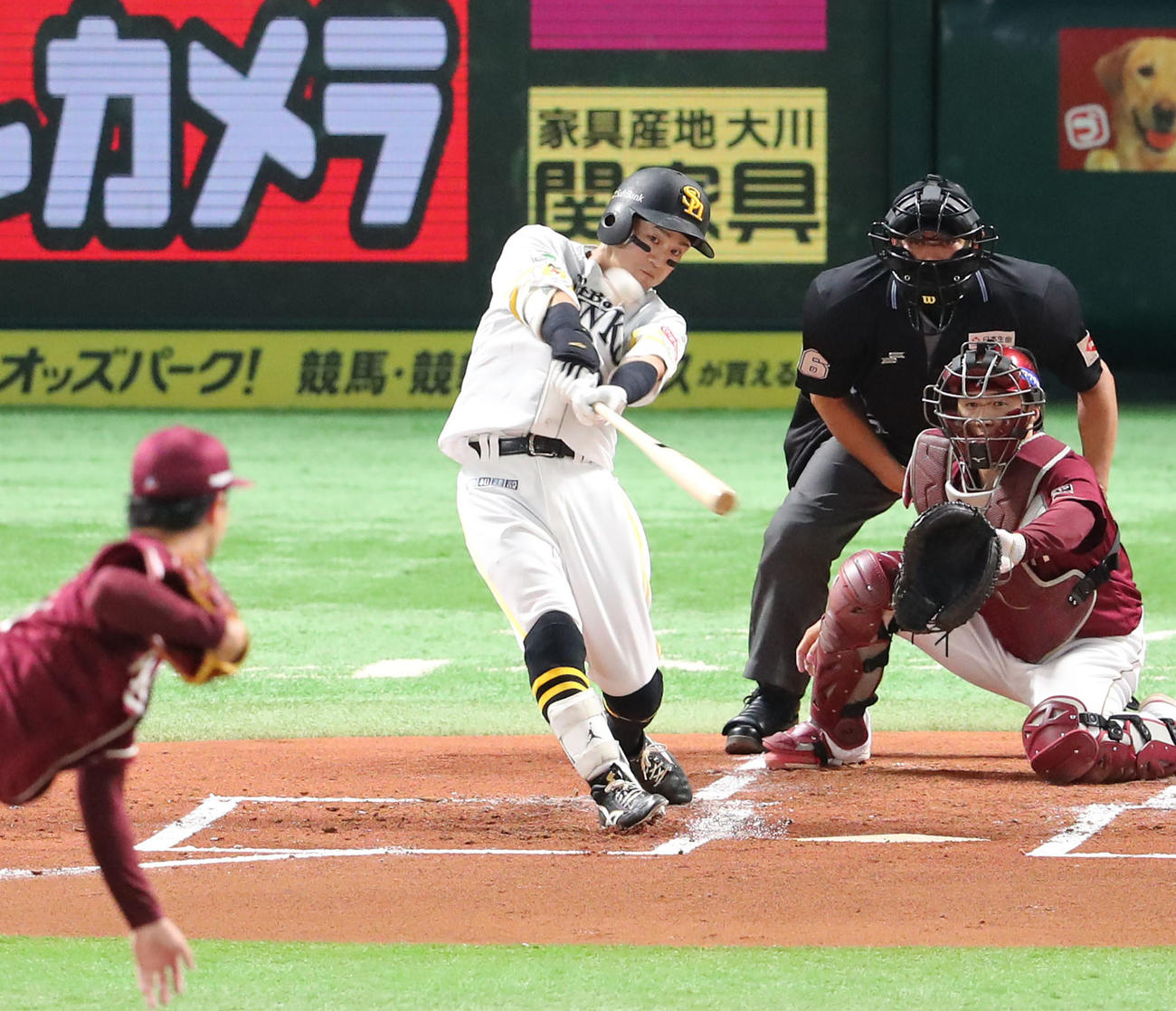 ソフトバンク対楽天　1回裏ソフトバンク無死一、二塁、牧原大は右越えに先制となる3点本塁打を放つ（撮影・梅根麻紀）