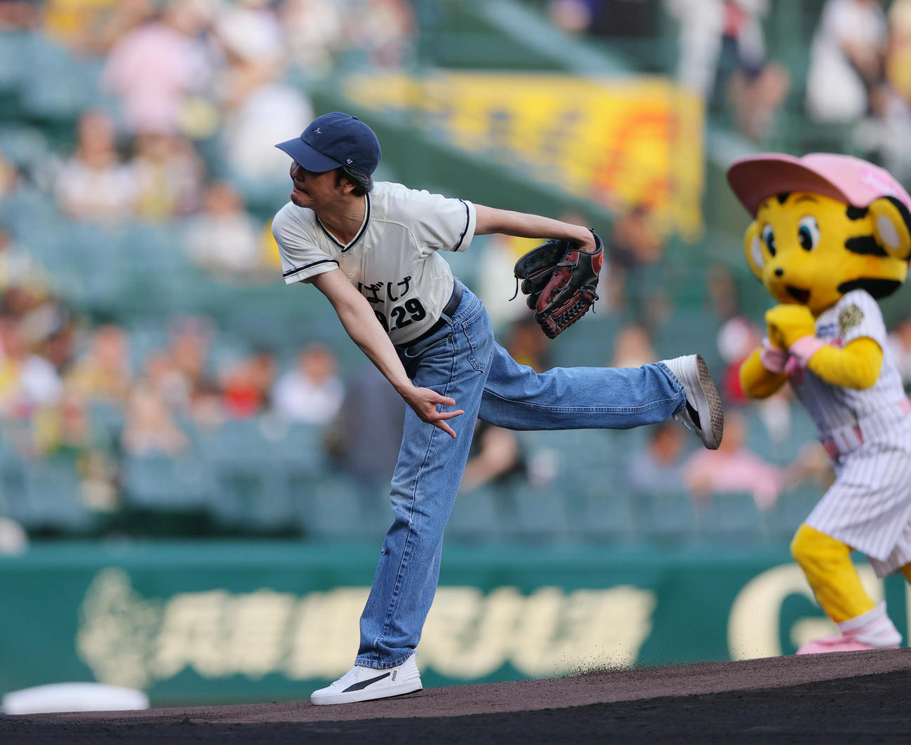 阪神対広島　ファーストピッチで投球する俳優の岡部たかし（撮影・上山淳一）