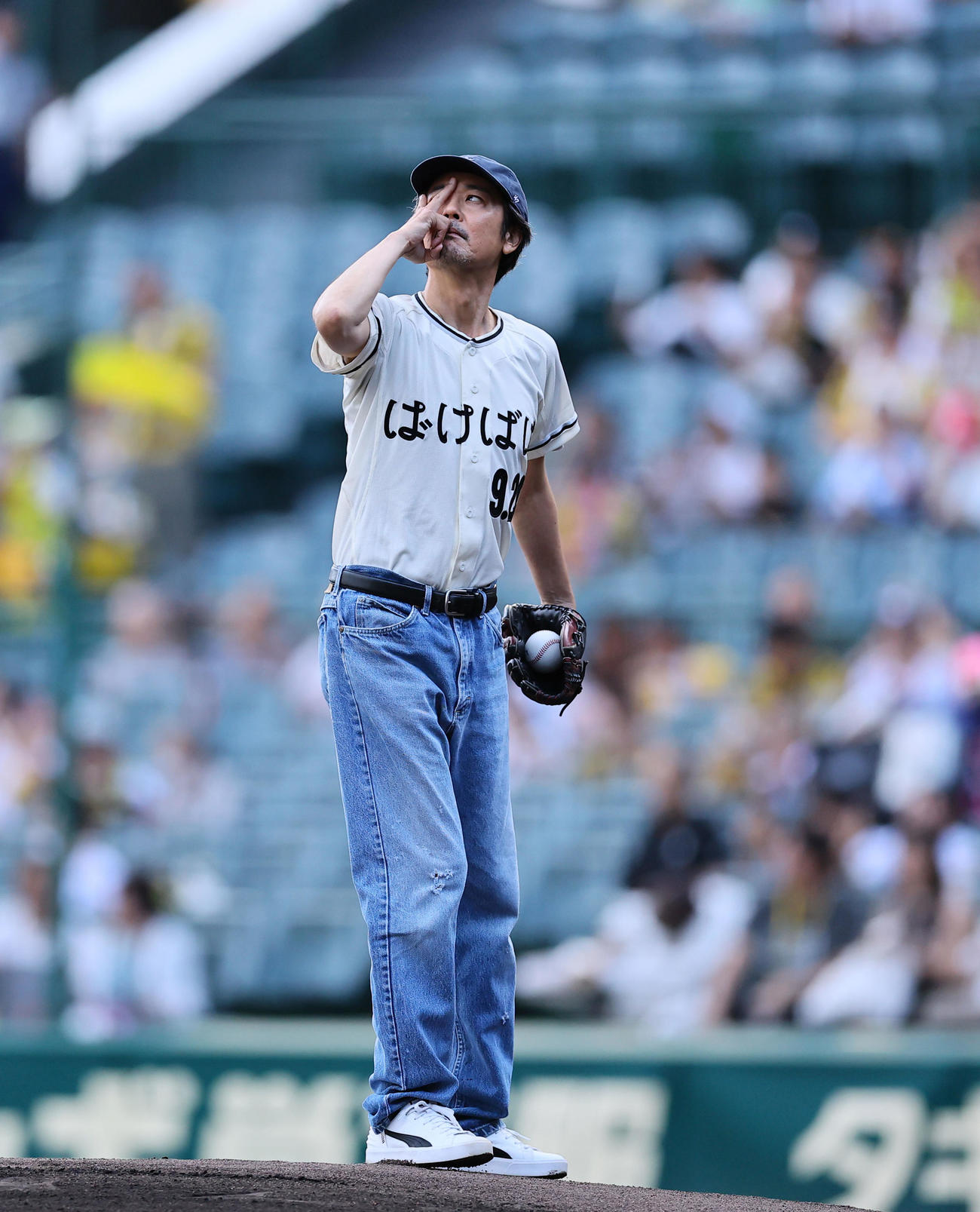 阪神対広島　ファーストピッチを務めた俳優の岡部たかし（撮影・藤尾明華）