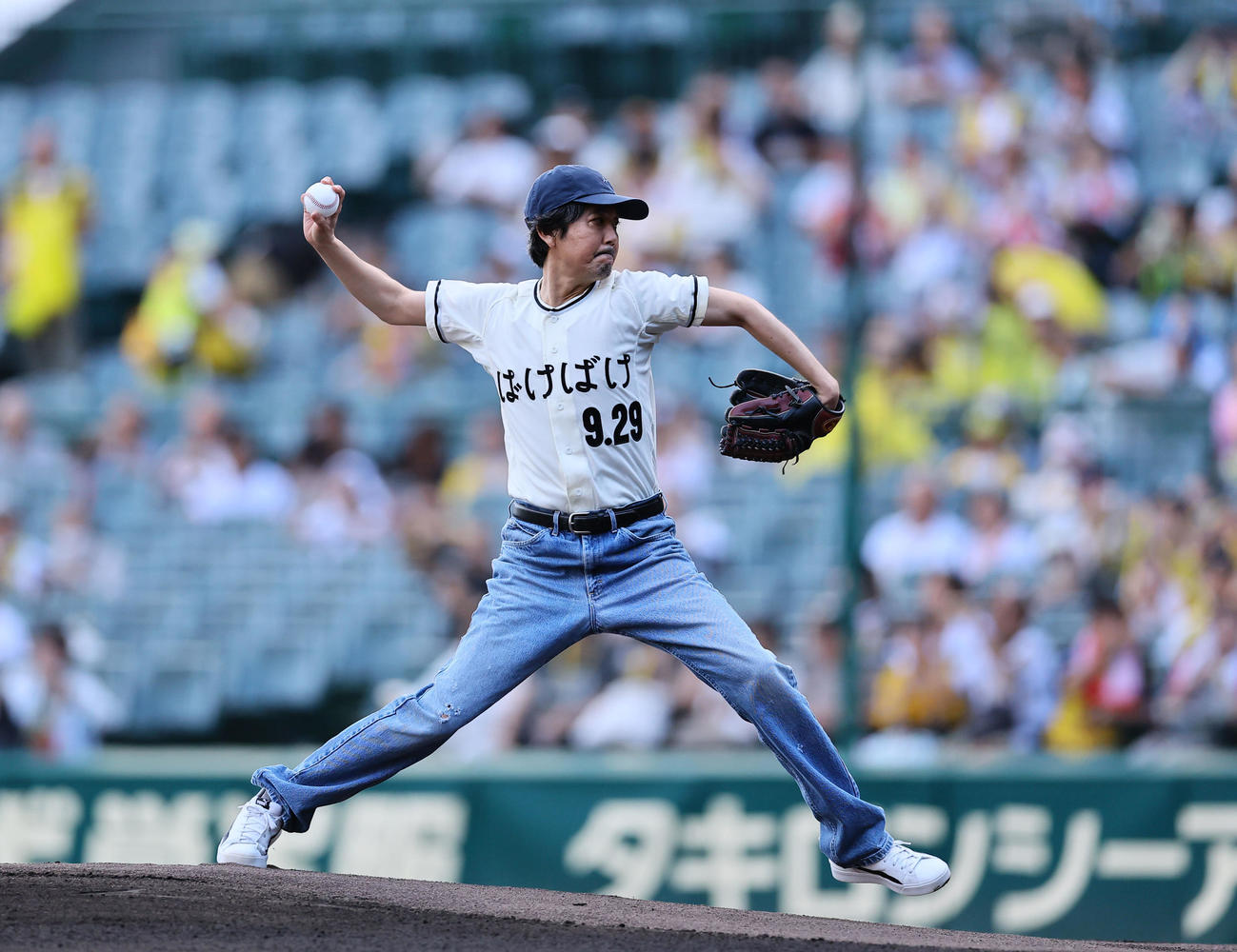 阪神対広島　ファーストピッチを務めた俳優の岡部たかし（撮影・藤尾明華）