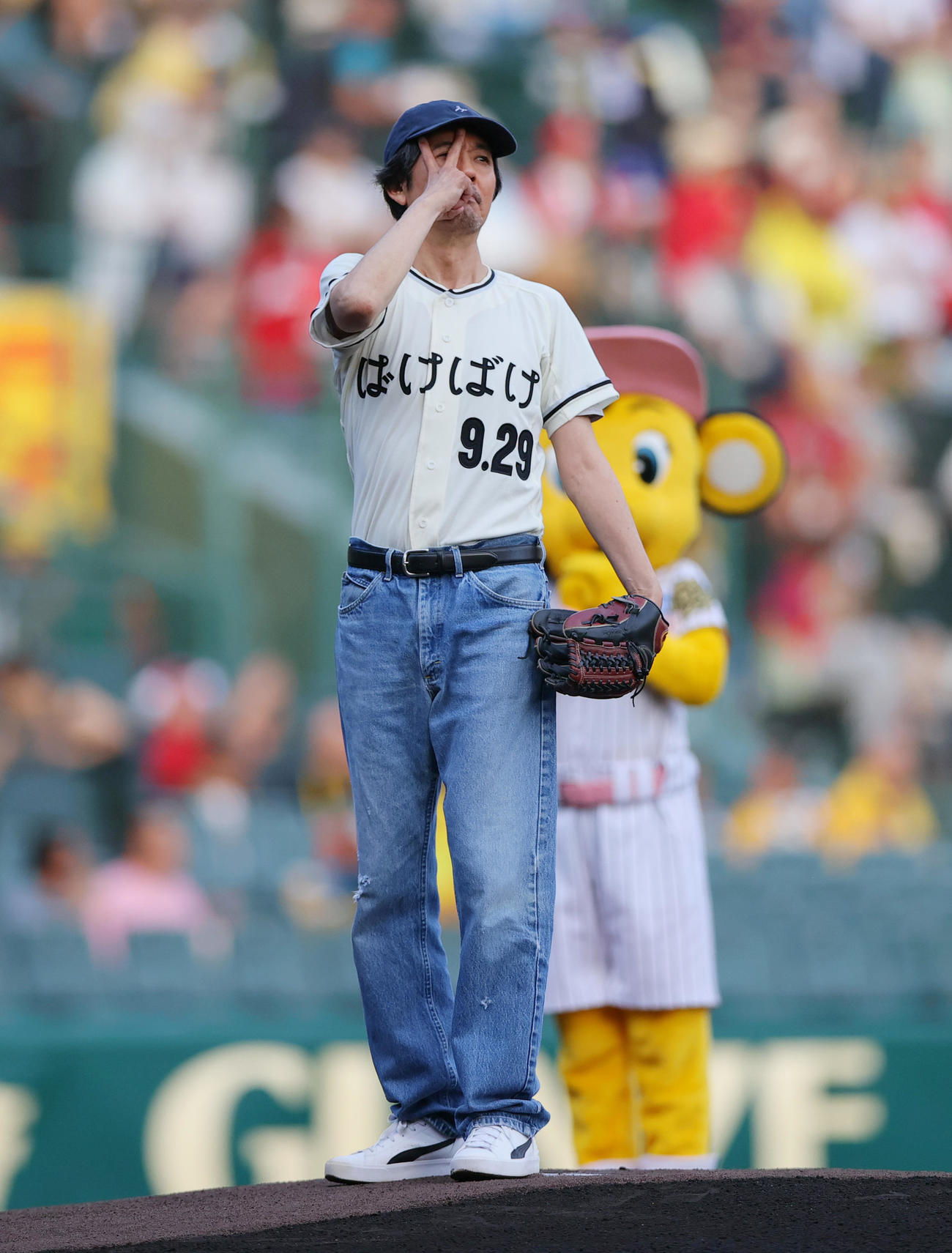 阪神対広島　ファーストピッチに臨む俳優の岡部たかし（撮影・上山淳一）