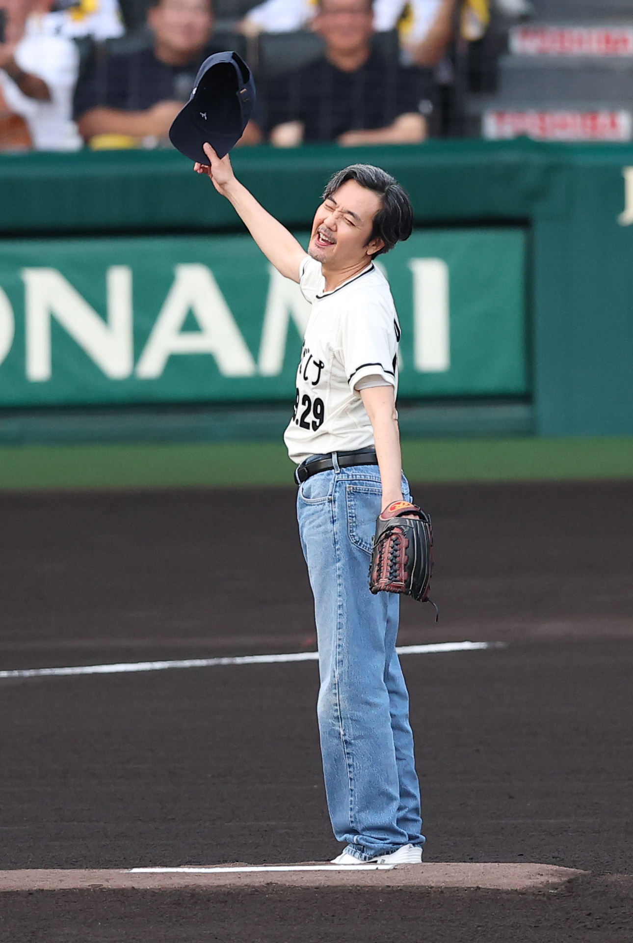 阪神対広島　ファーストピッチセレモニーを務める俳優の岡部たかし（撮影・上田博志）