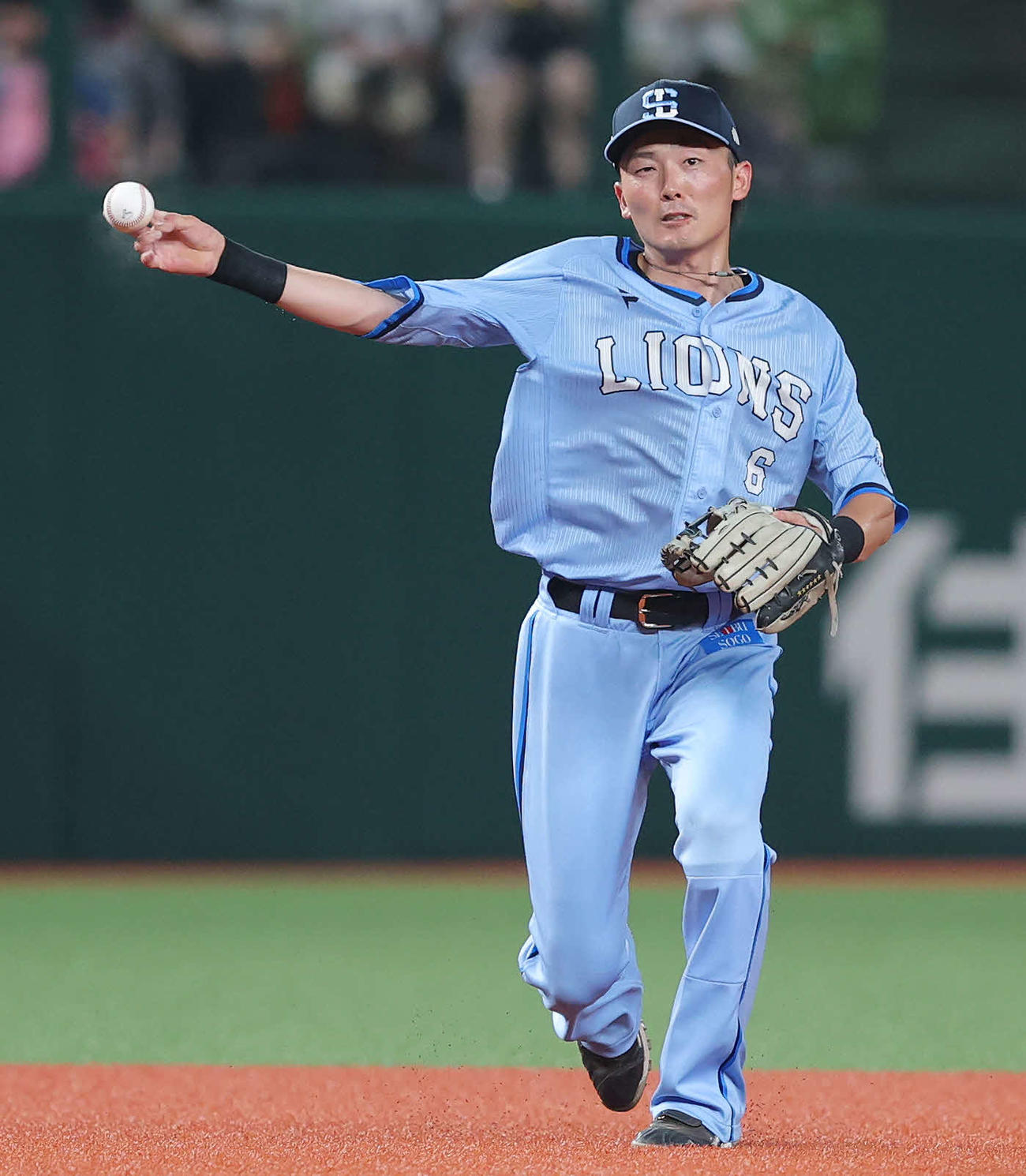 西武対日本ハム　8回表日本ハム2死一、二塁、野村の打球を一塁に送球する源田（撮影・河田真司）