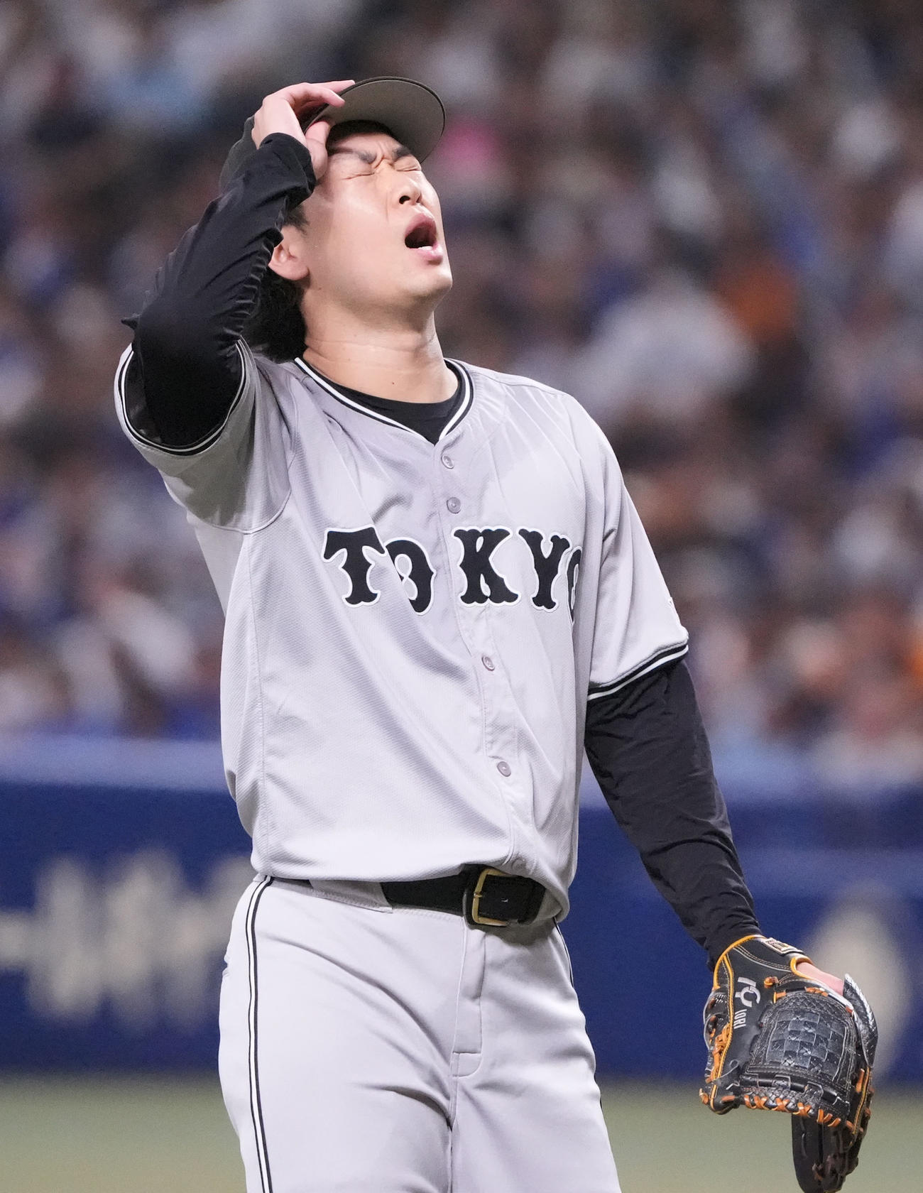 中日対巨人　5回終了、ベンチへ戻る山崎（撮影・森本幸一）