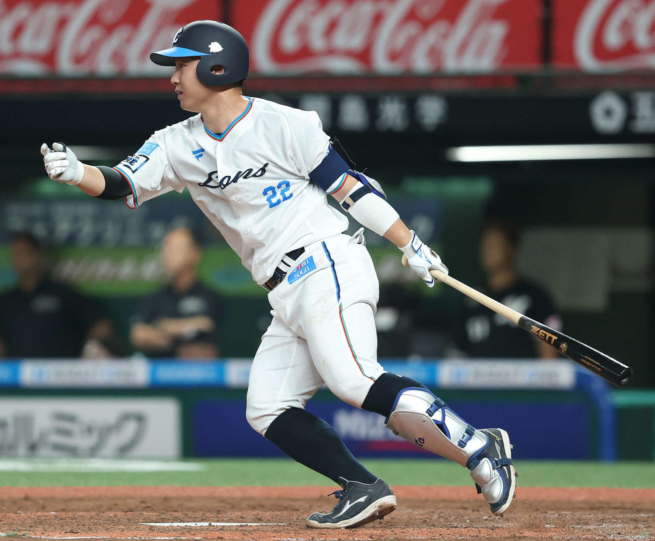西武対ロッテ　4回裏西武1死二塁、右前適時打を放つ古賀悠（撮影・河田真司）