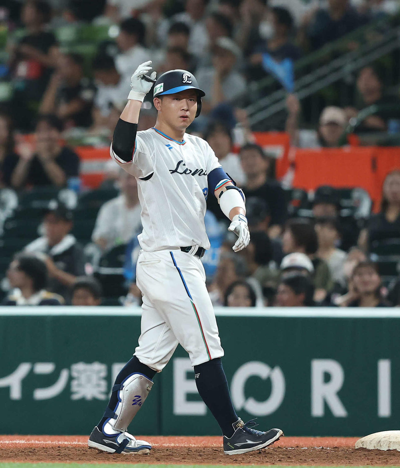 西武対ロッテ　4回裏西武1死二塁、右前適時打を放ち出塁する古賀悠（撮影・河田真司）