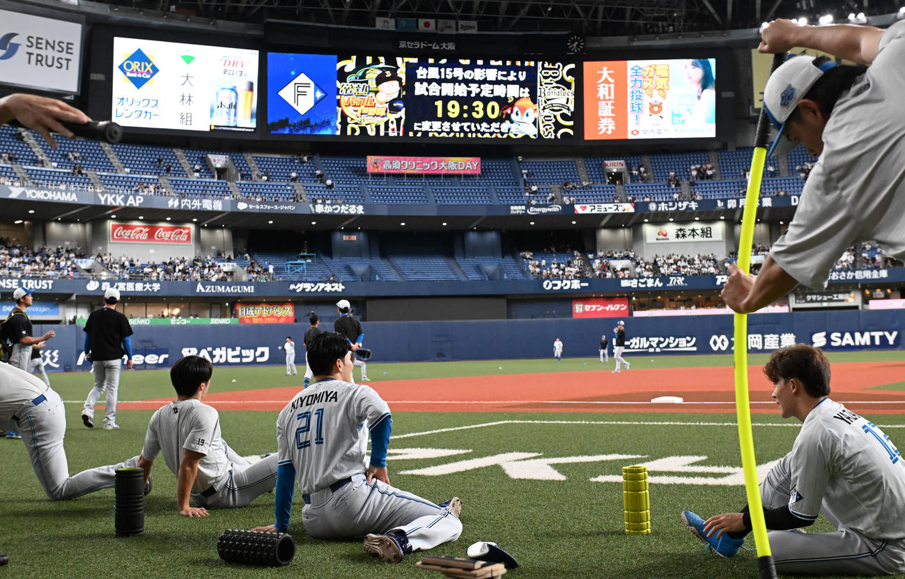 オリックス対日本ハム　日本ハム清宮らがウオームアップ開始（撮影・和賀正仁）