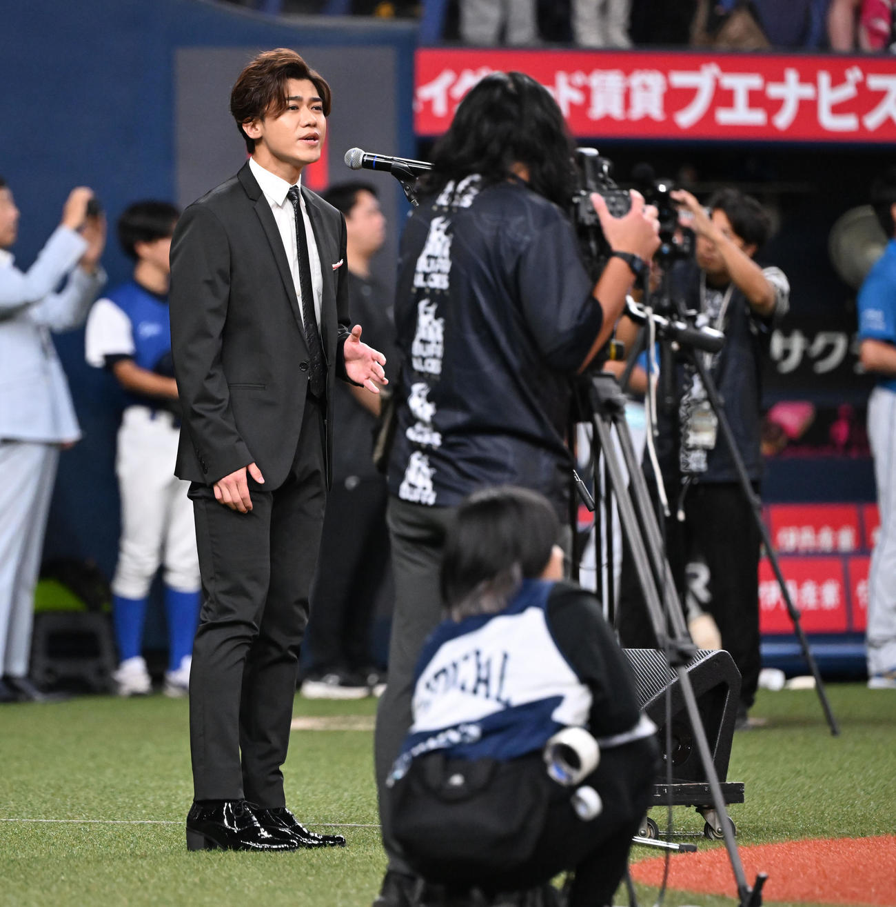 オリックス対日本ハム　君が代を独唱する新浜レオン（撮影・和賀正仁）