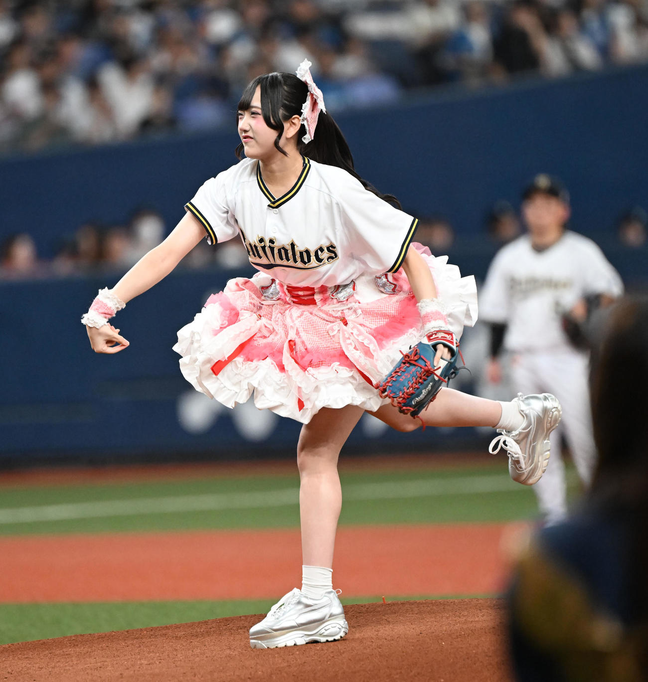 オリックス対日本ハム　始球式を務めるみらくらんど・ひなのさん（撮影・和賀正仁）