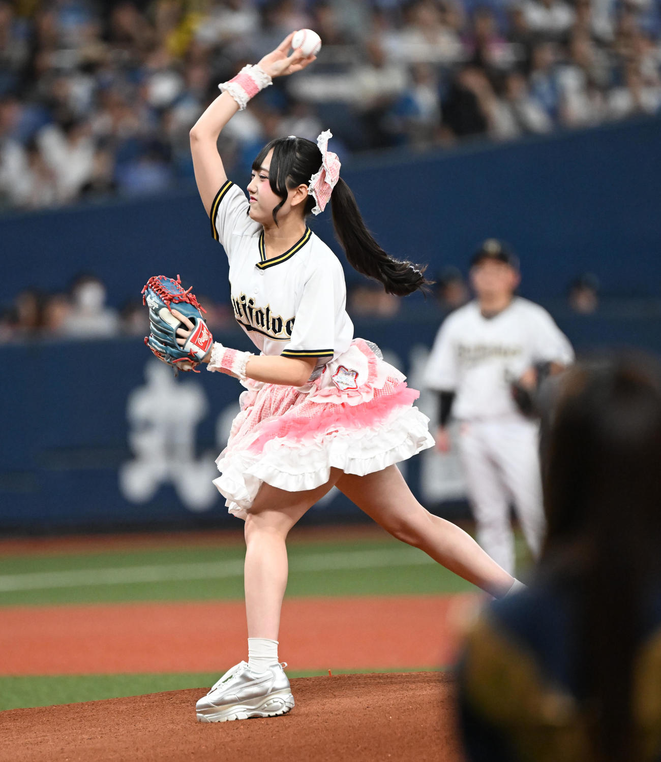 オリックス対日本ハム　始球式を務めるみらくらんど・ひなのさん（撮影・和賀正仁）